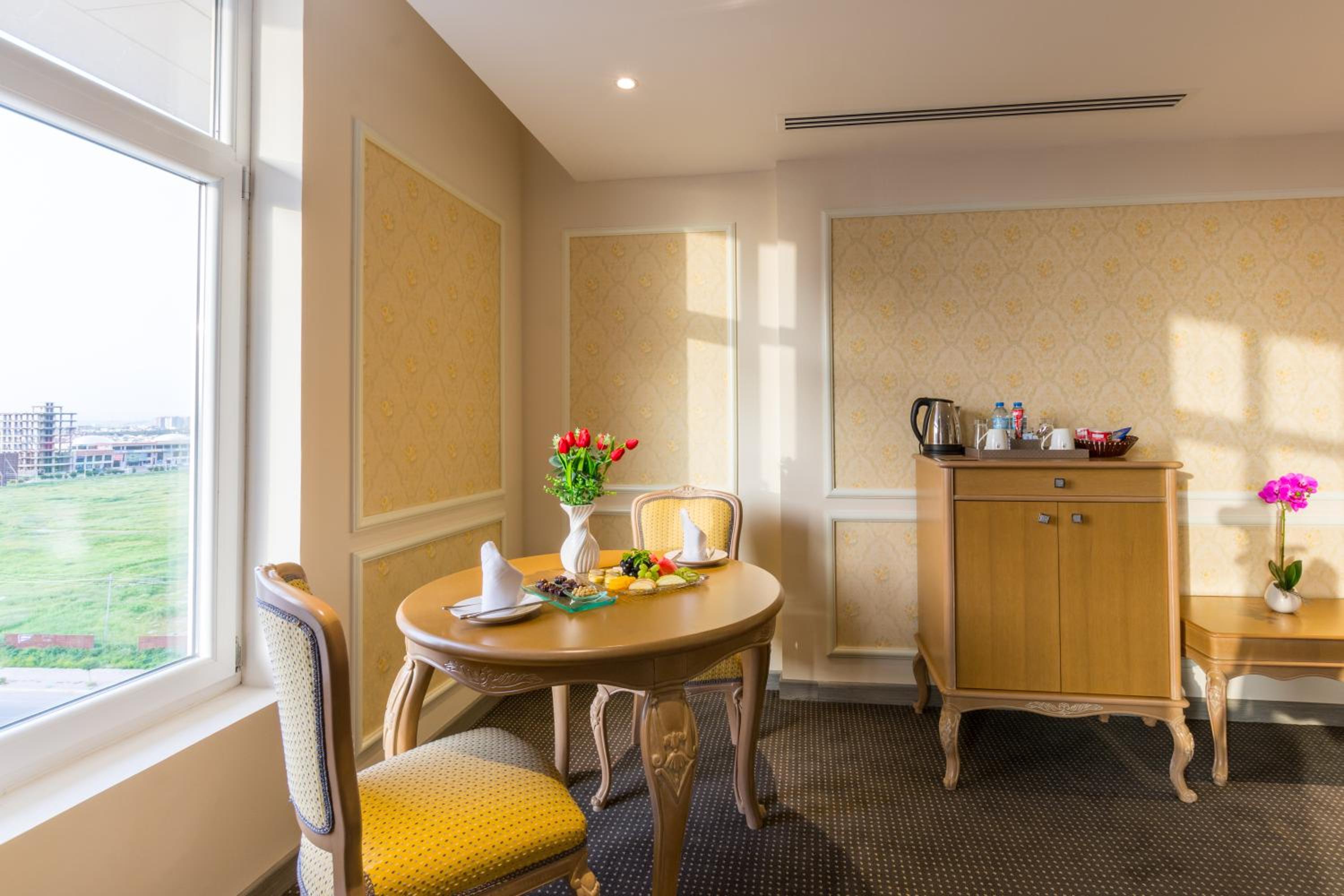Executive Suite - Photo 5