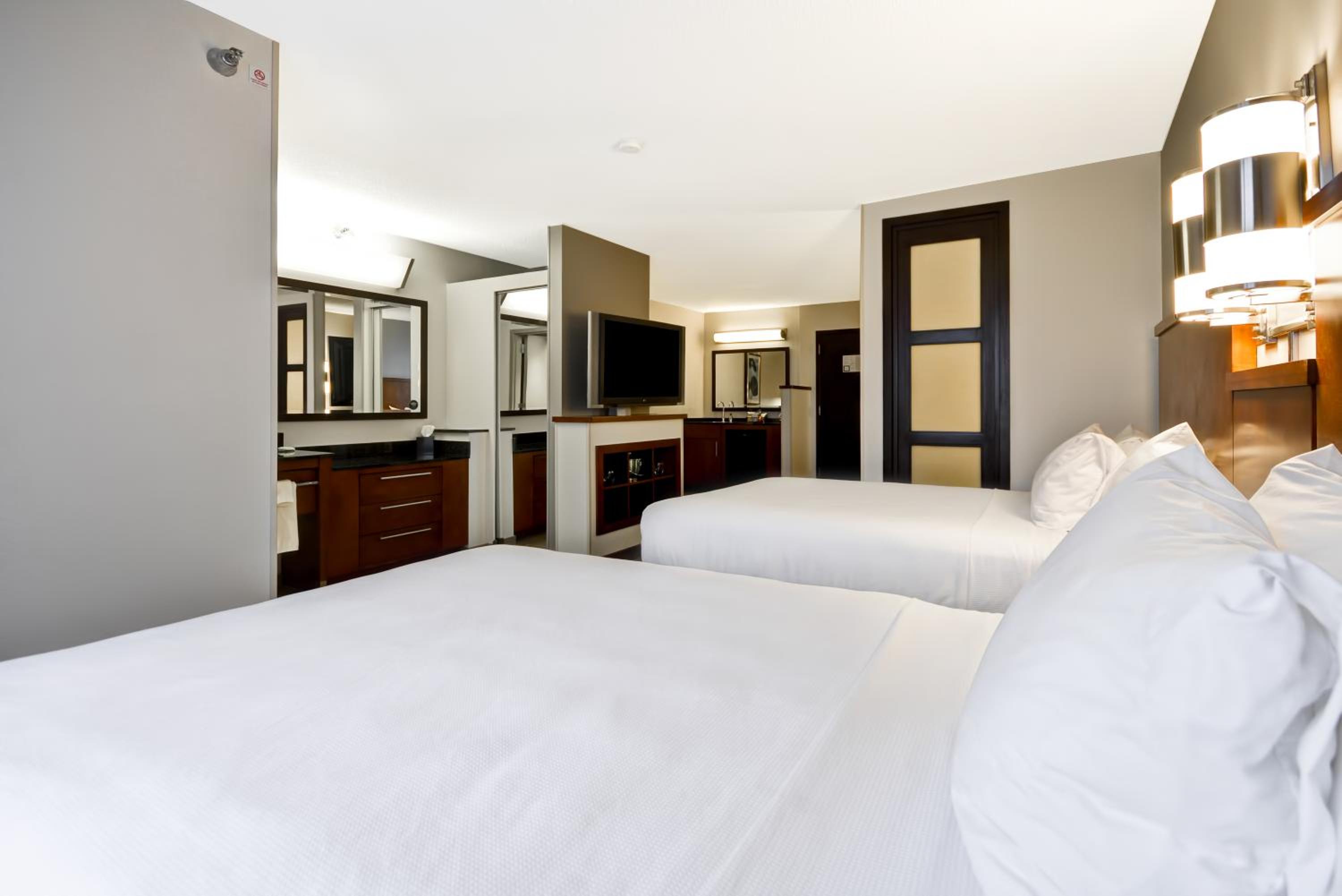 Double Room with Two Double Beds and Sofa Bed - Photo 6
