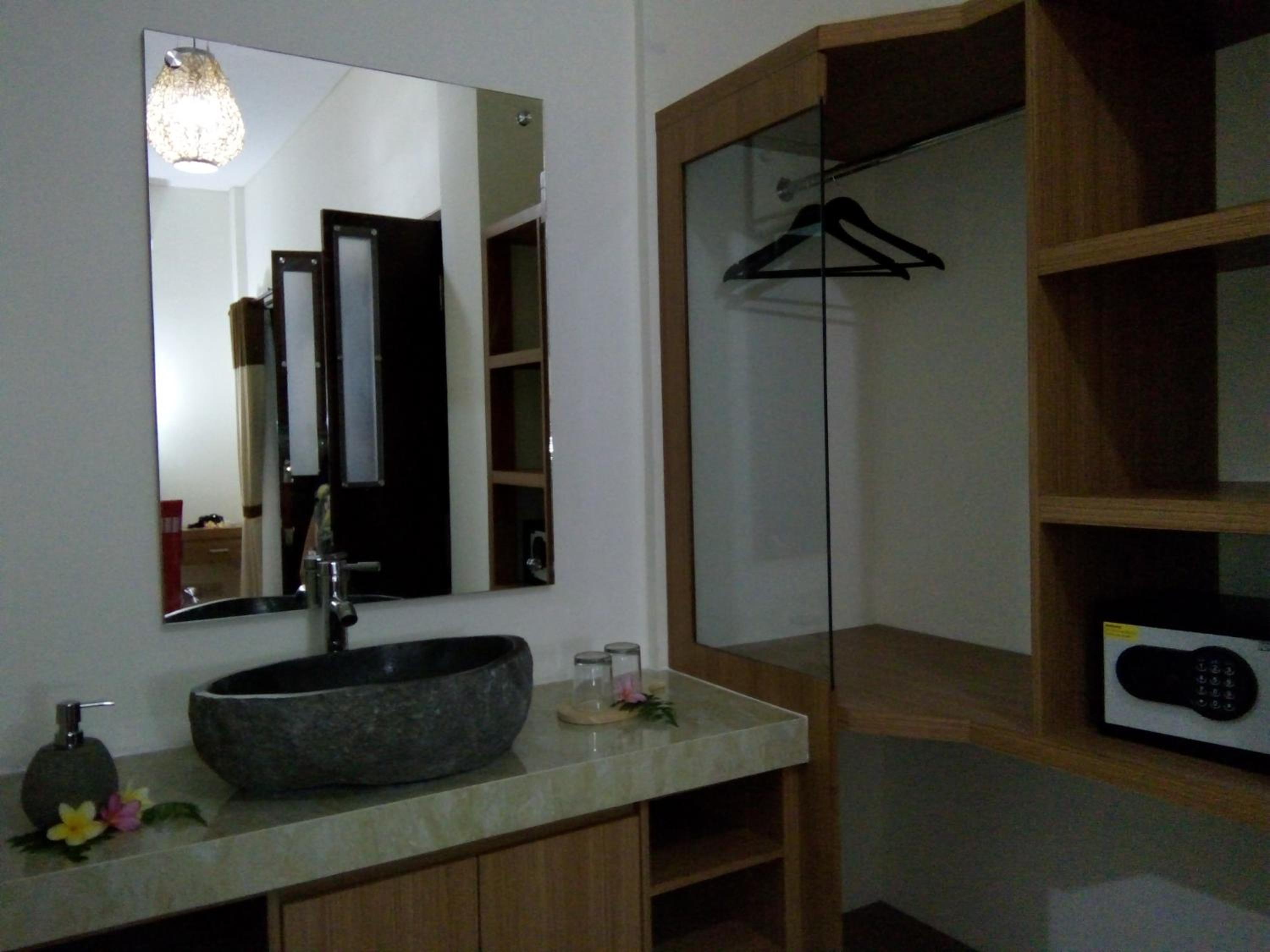 Deluxe Double Room with Balcony - Photo 13