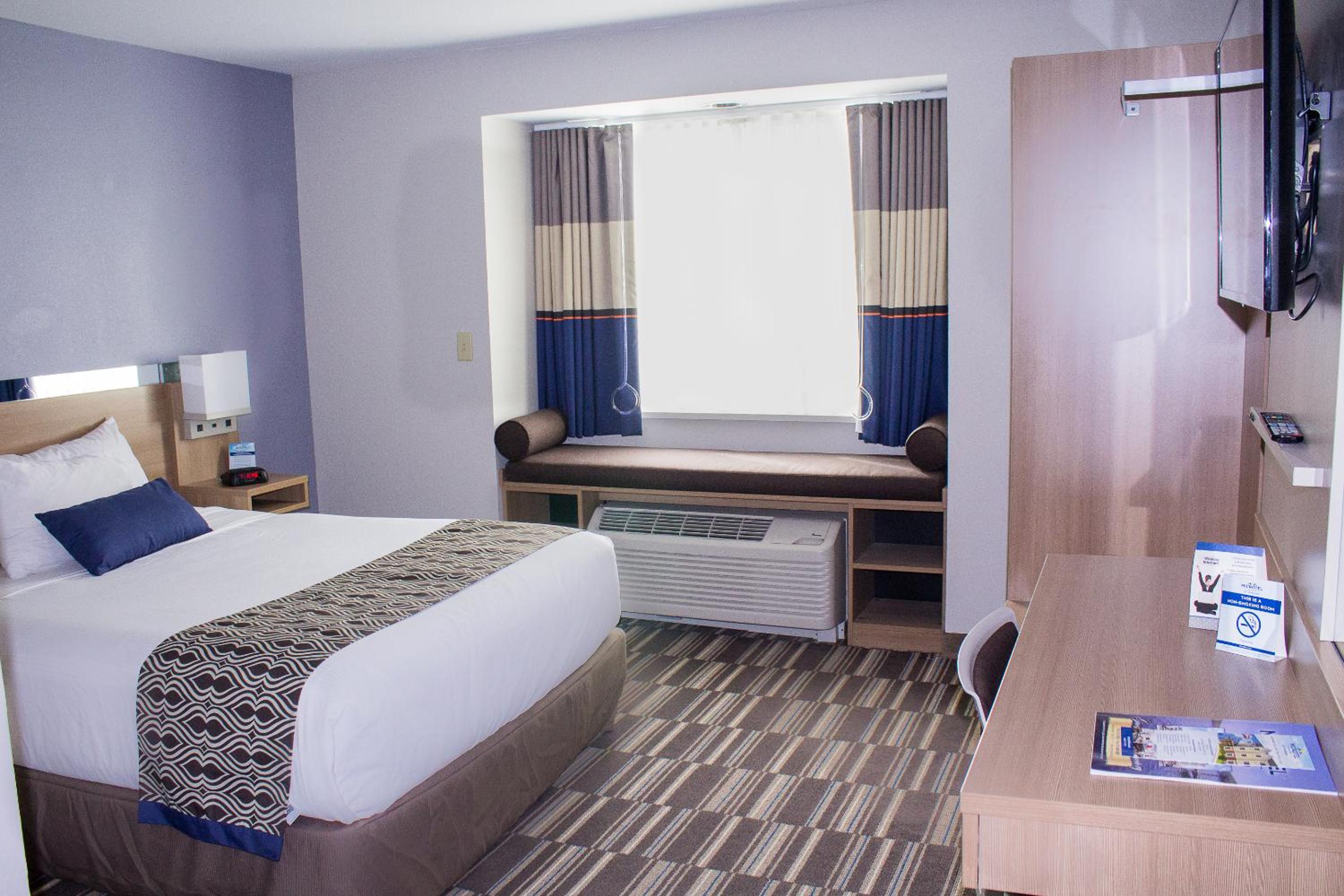Queen Room - Non-Smoking - Photo 4