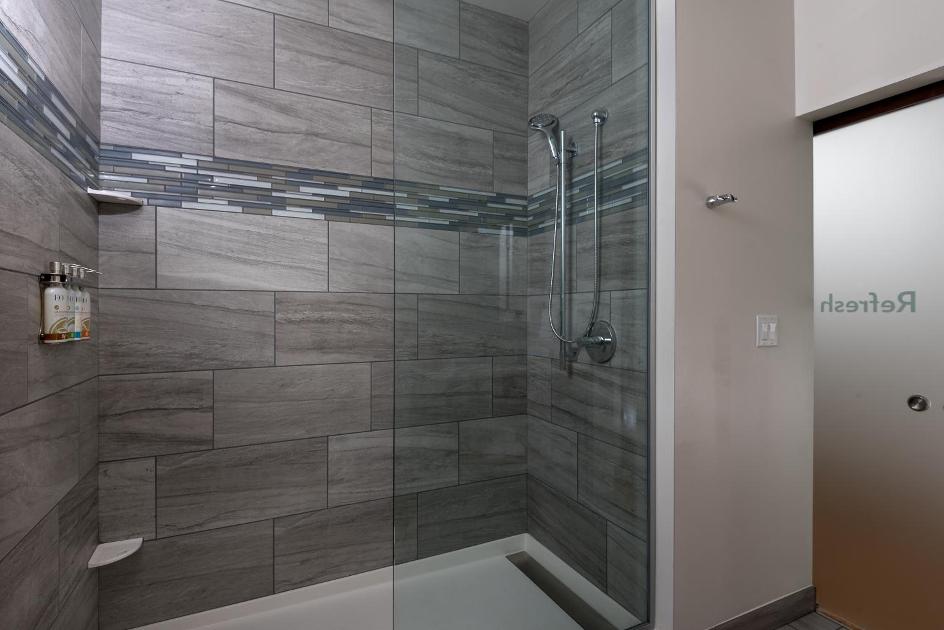 Standard King Room with Shower Bath photo 3
