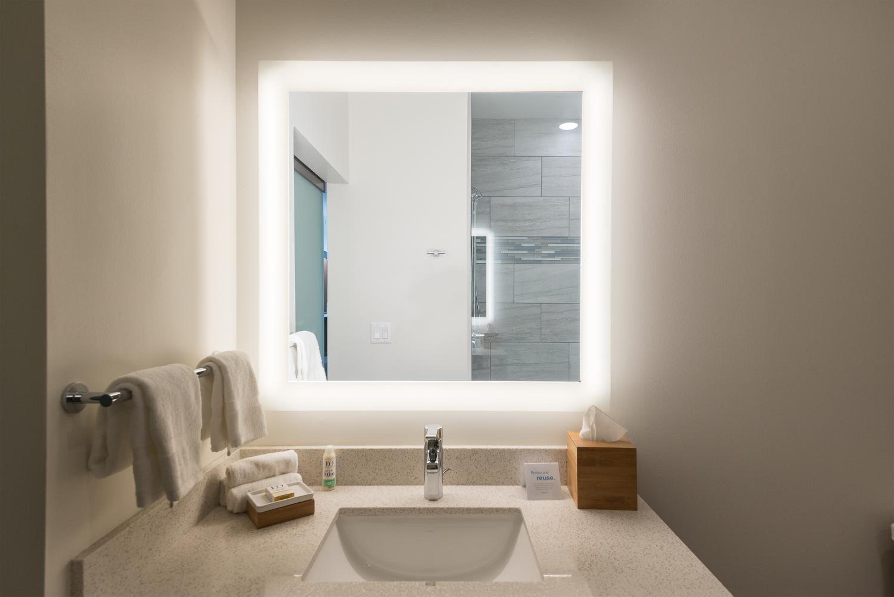 King Room with Roll-In Shower - Disability Access photo 3