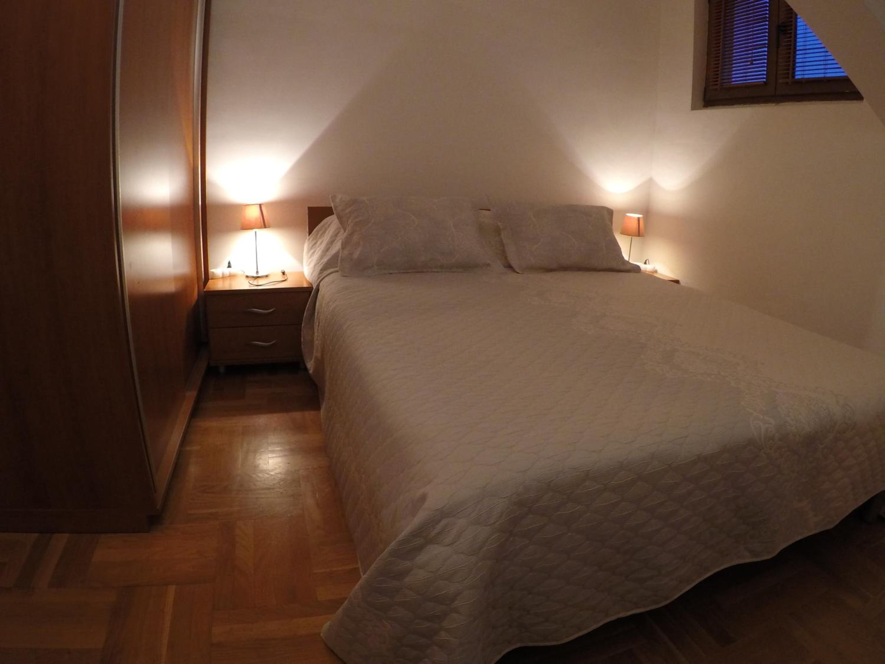 One-Bedroom Apartment with Balcony and Mountain View   photo 3