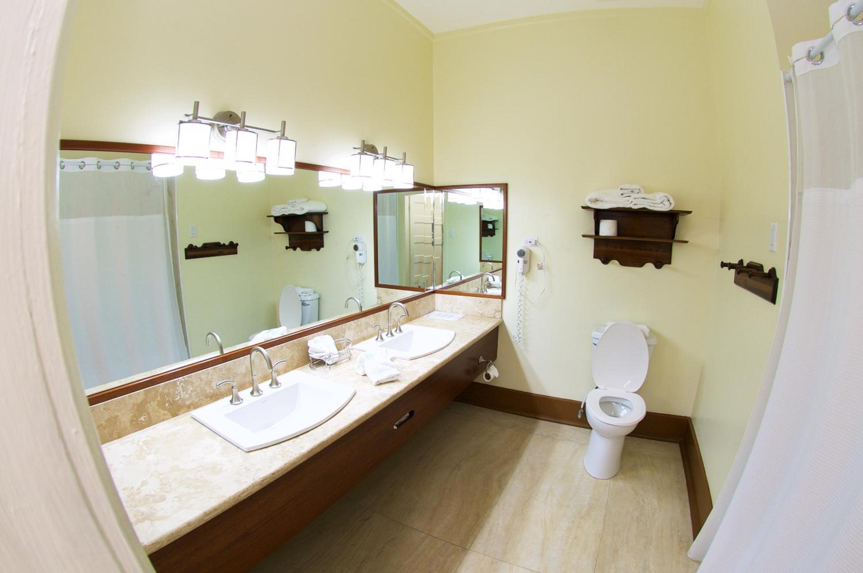 Deluxe Colonial Queen Room - 2 Queen Beds (Verandah Access) - Photo 6