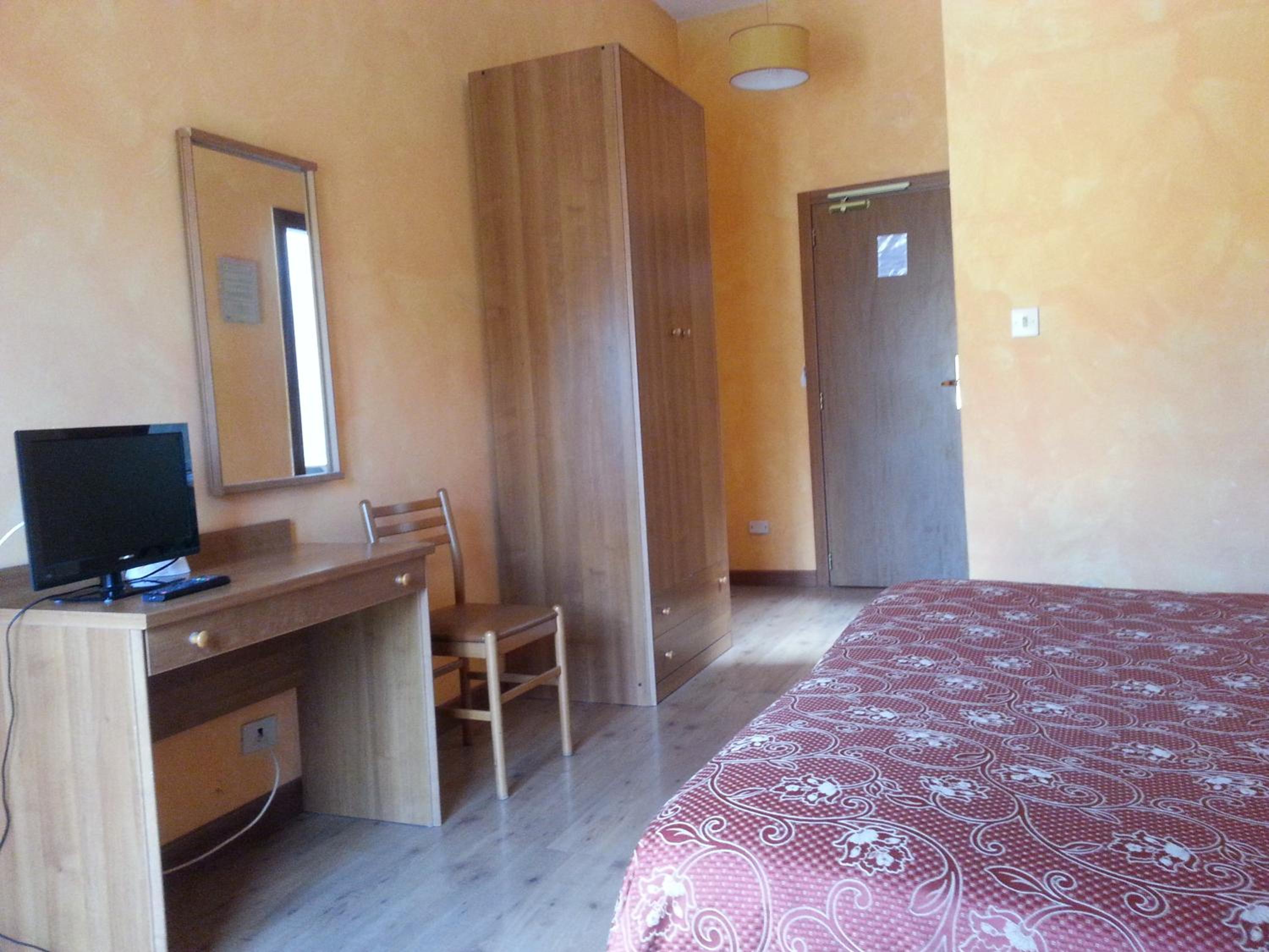 Double or Twin Room - Photo 8