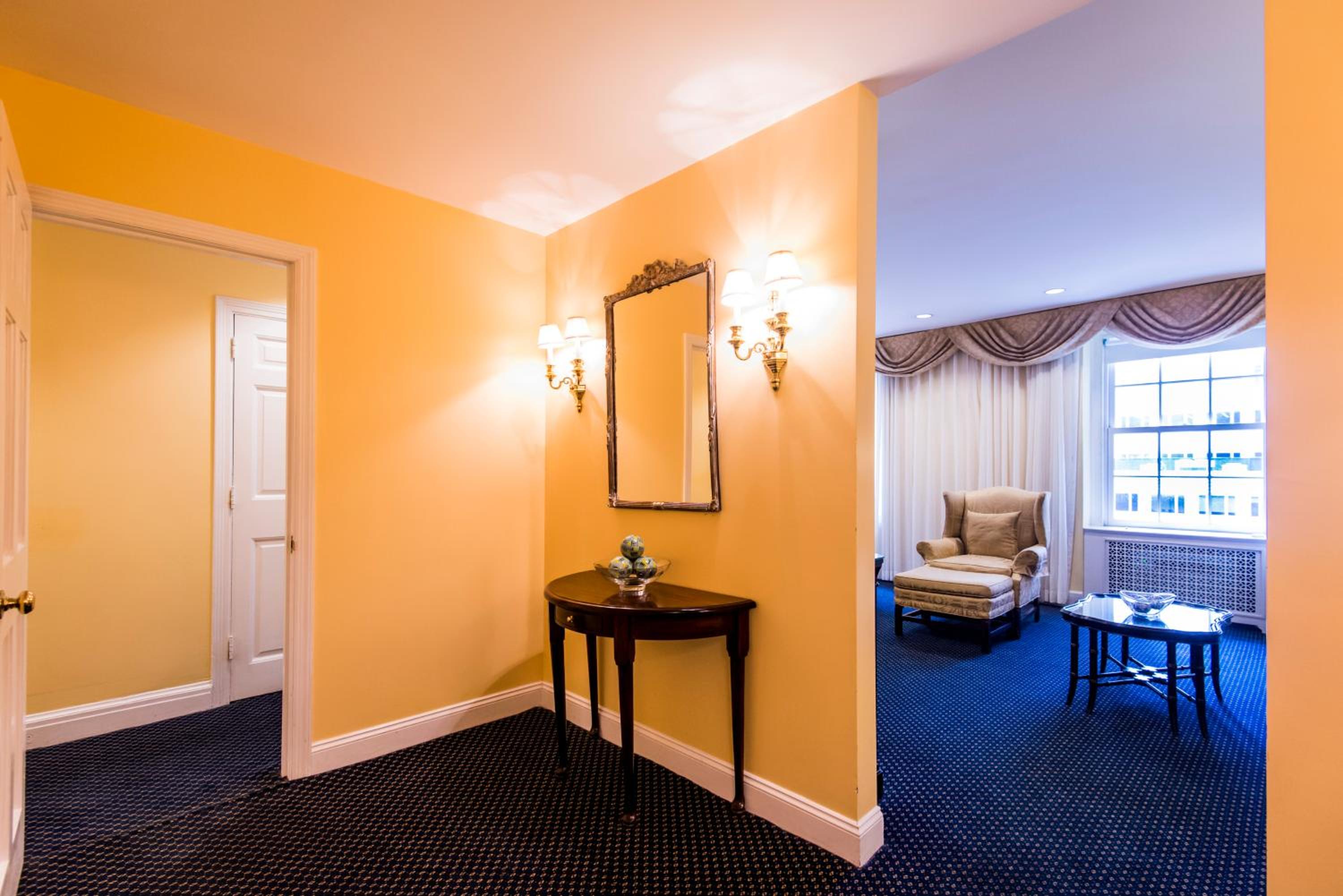 Deluxe King Suite thumbnail 5