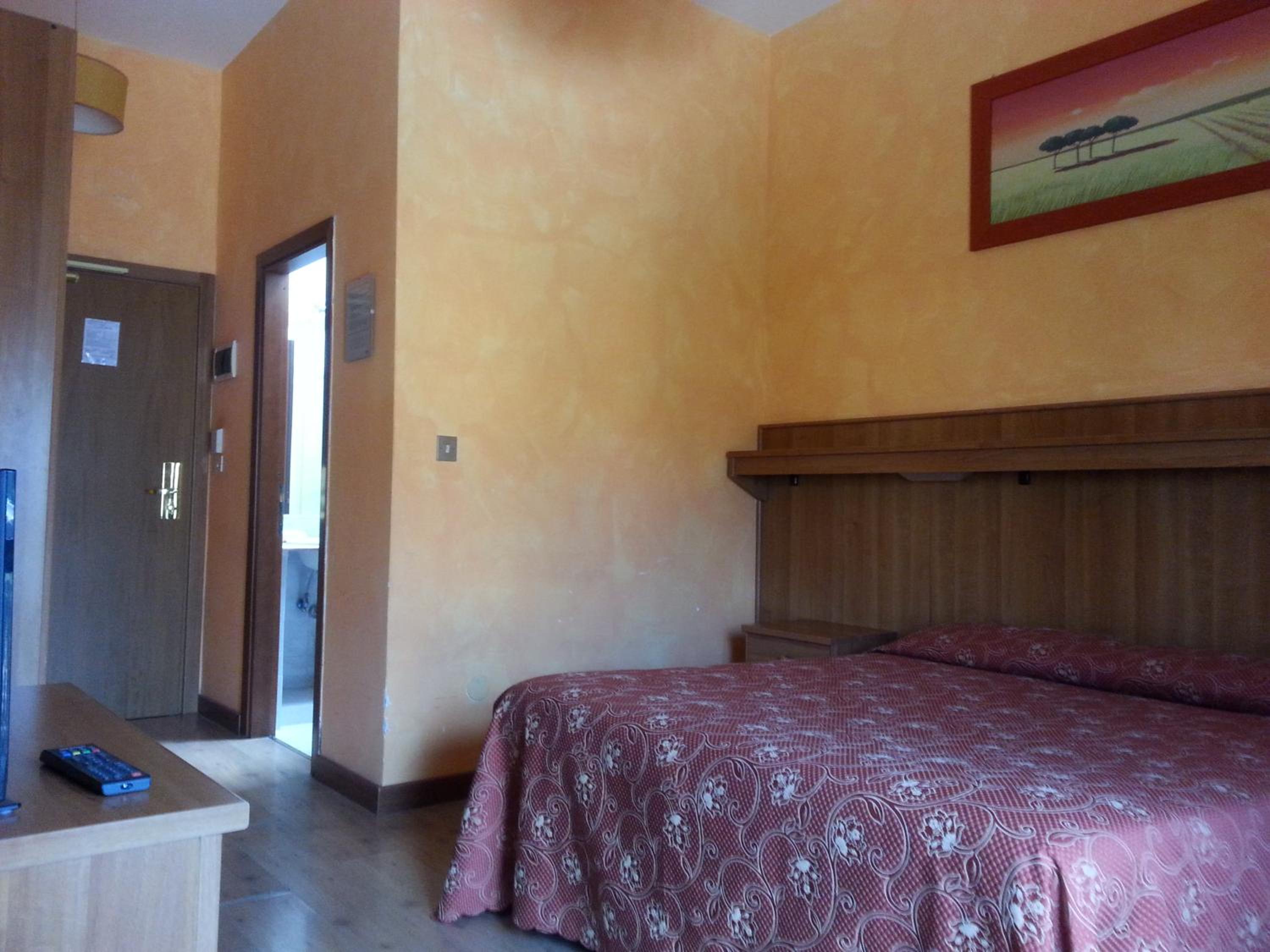 Double or Twin Room - Photo 5