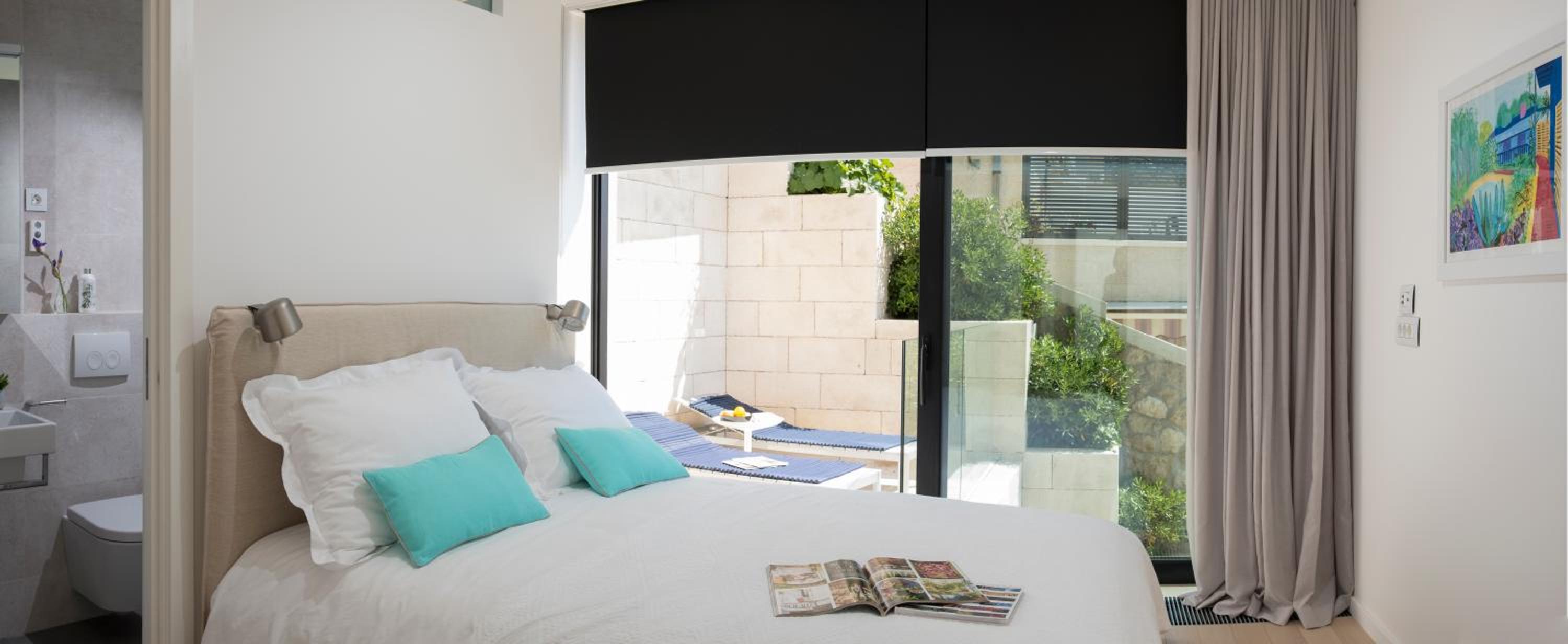 Private Entrance - Comfort Three-Bedroom Apartment with Balcony and Sea View