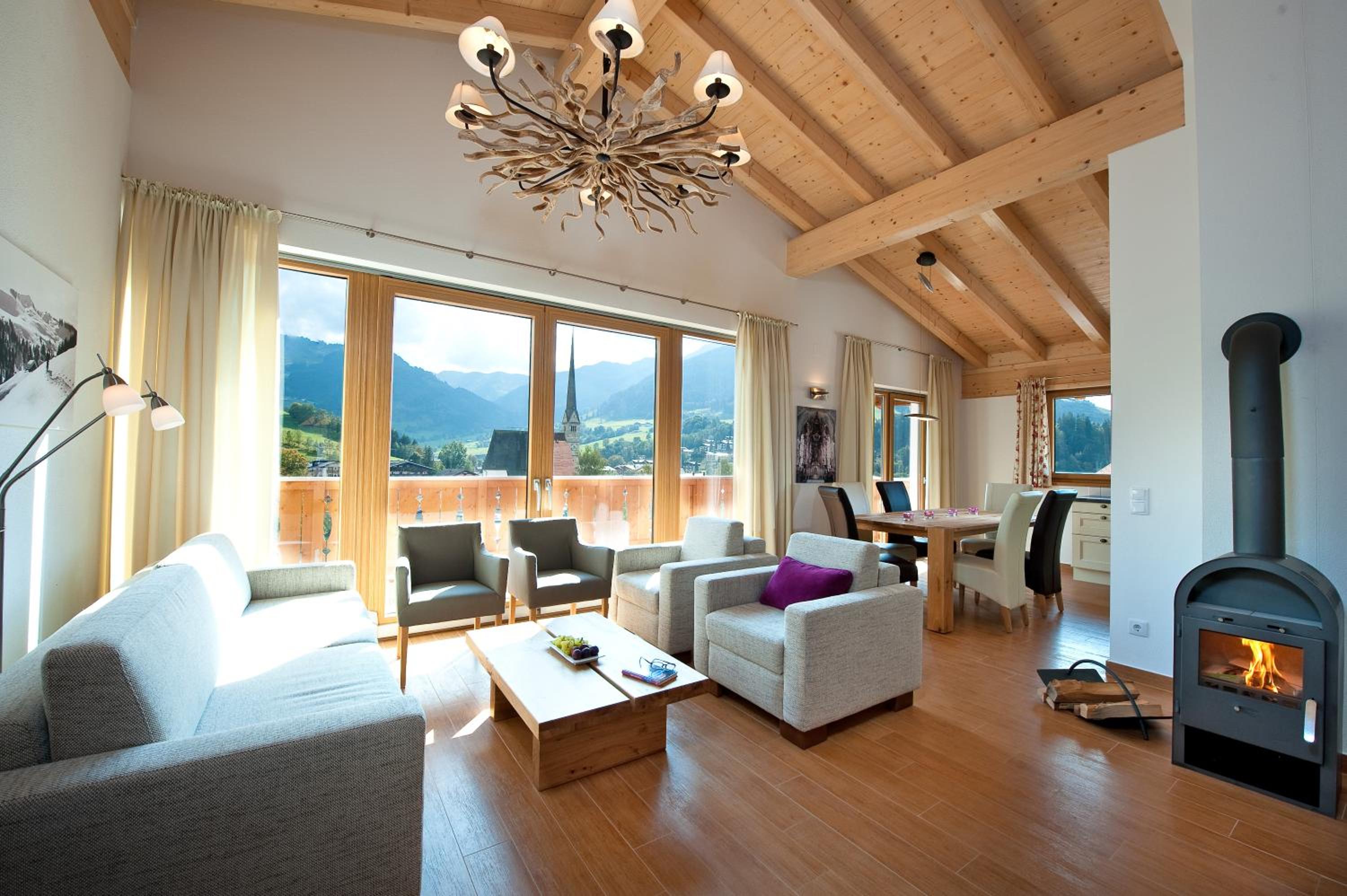 Superior Three-Bedroom Apartment with Mountain View photo 1