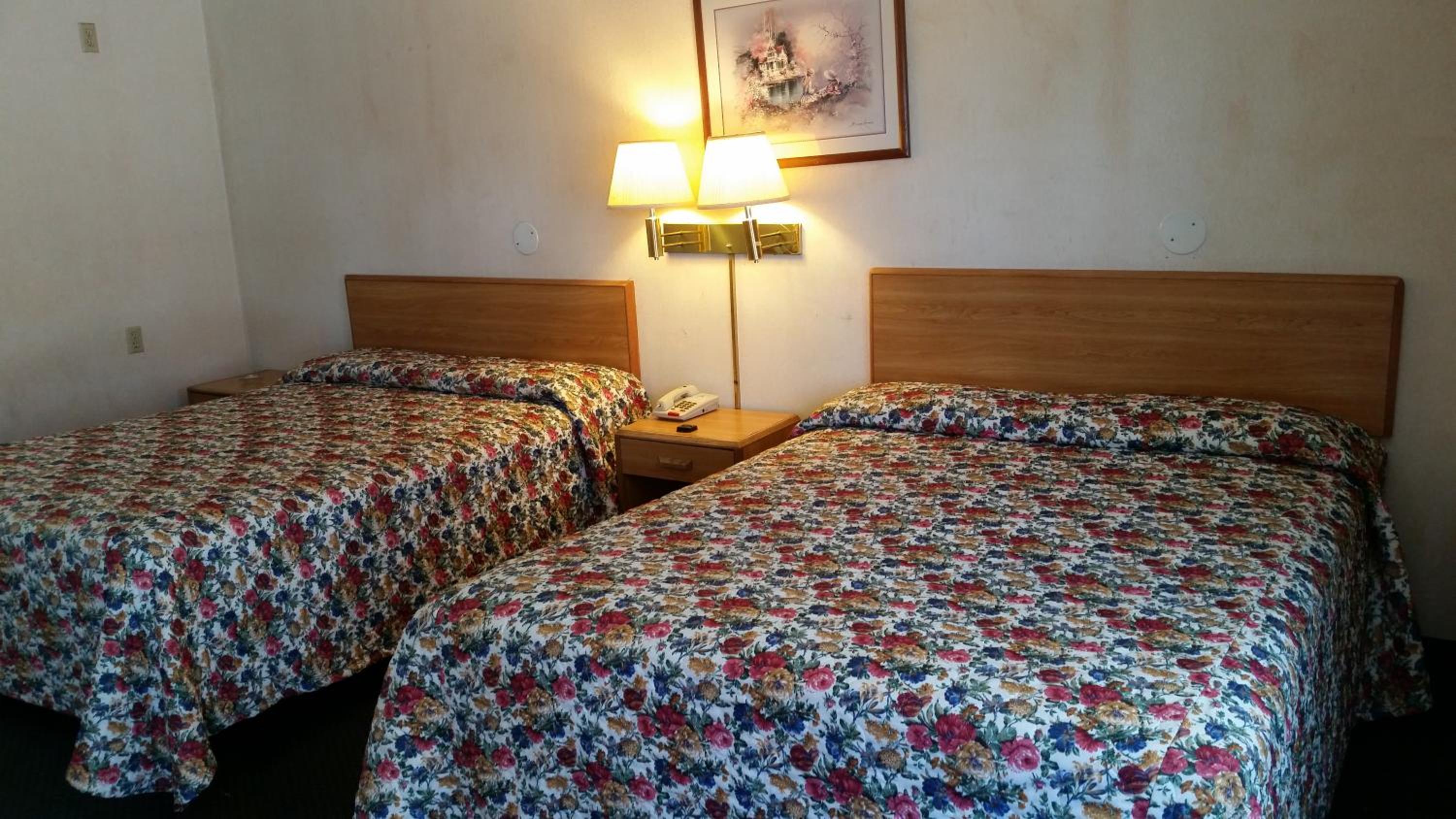 Queen Room with Two Queen Beds - Smoking photo 3