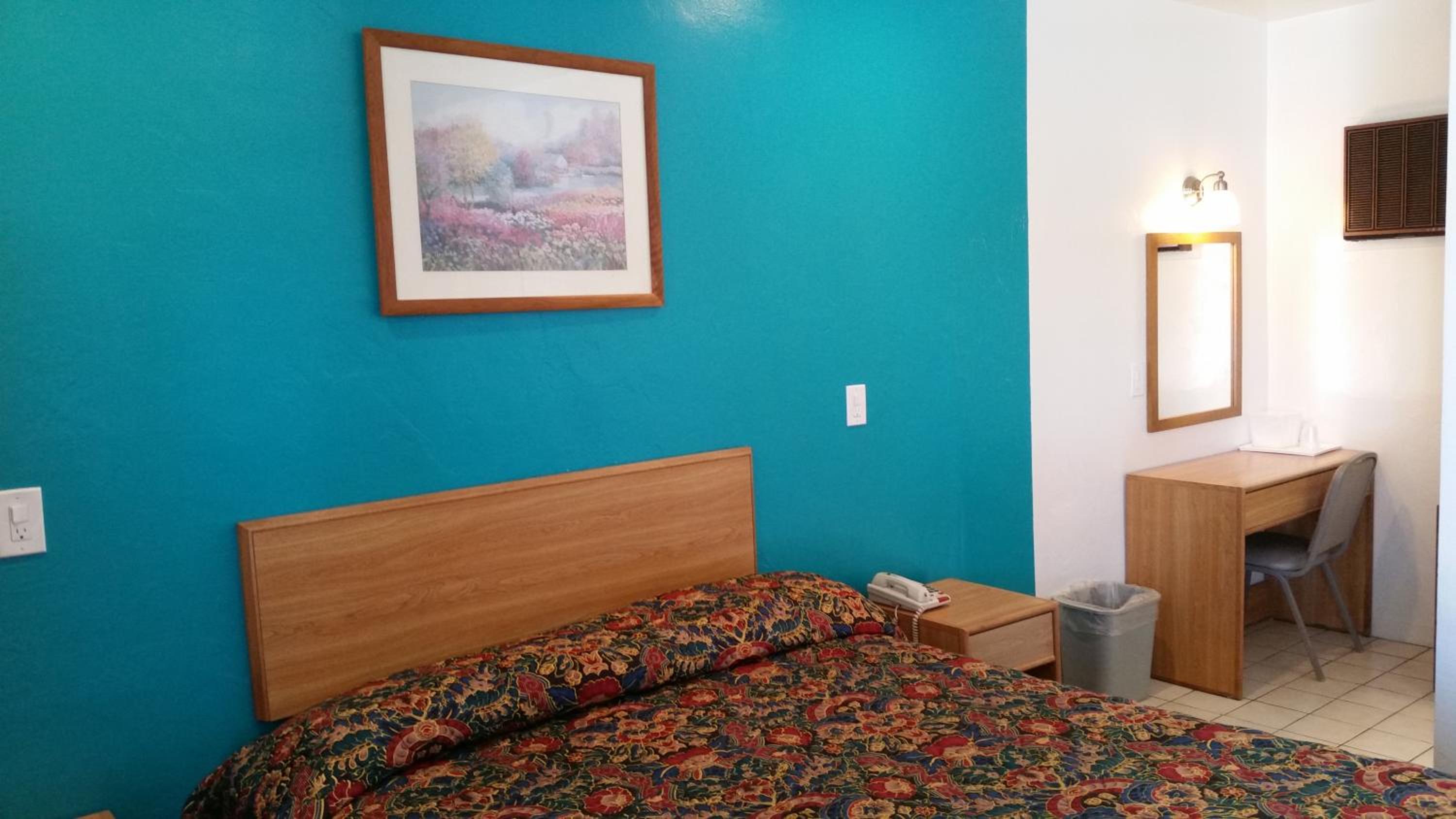 Queen Room - Non-Smoking photo 2