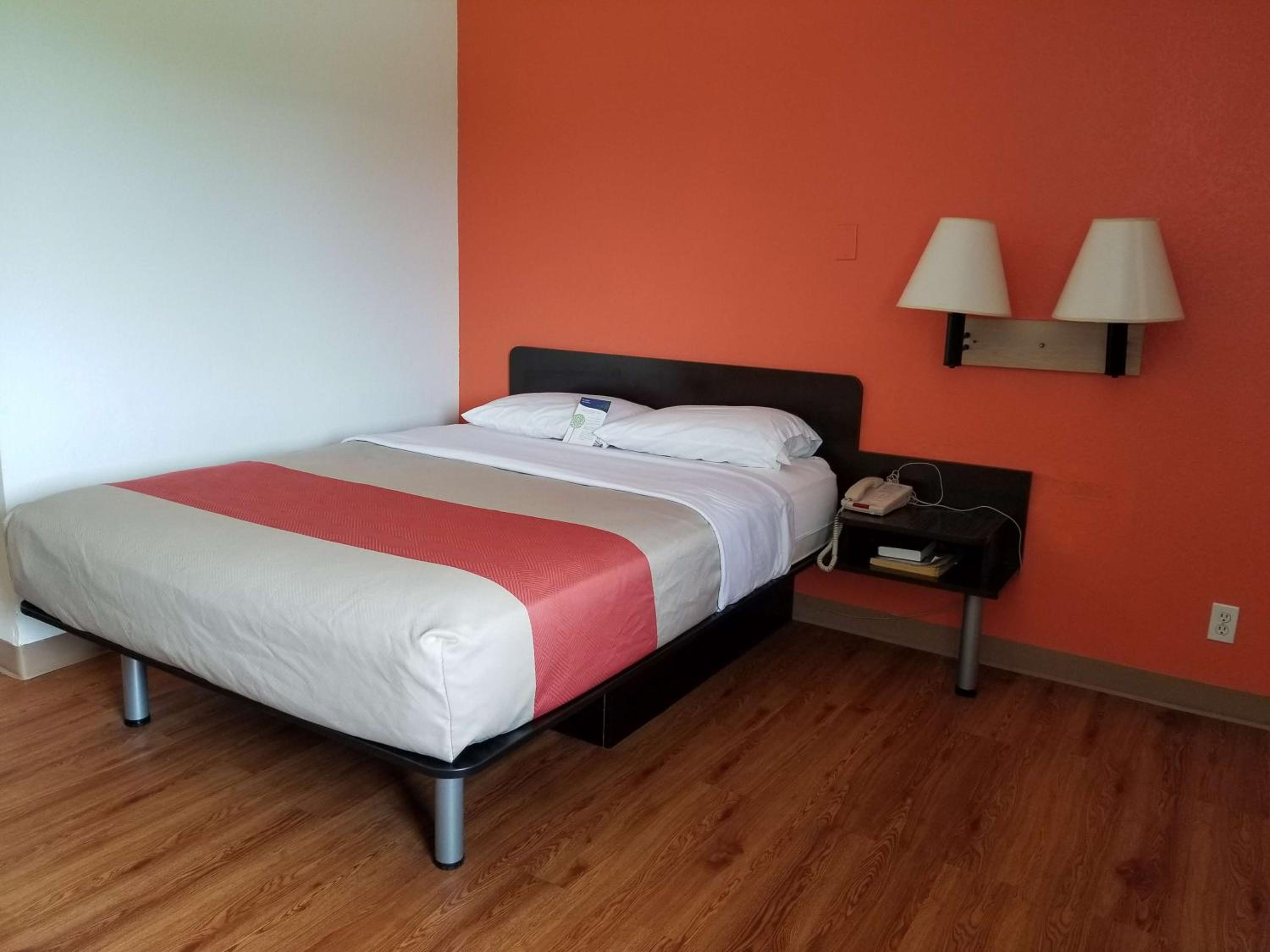 Queen Room - Disability Access - Non-Smoking photo 1