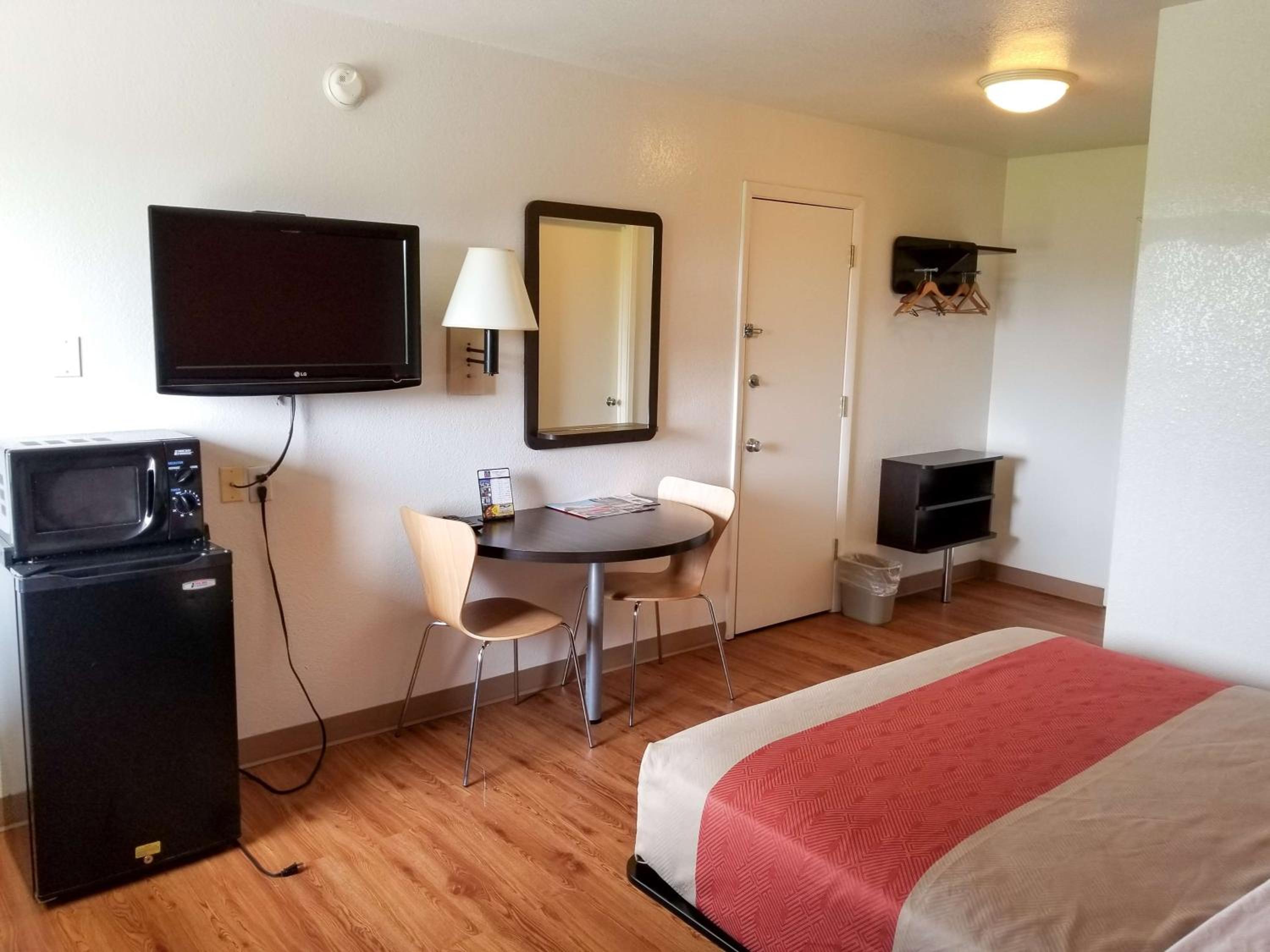 Queen Room - Disability Access - Non-Smoking photo 2
