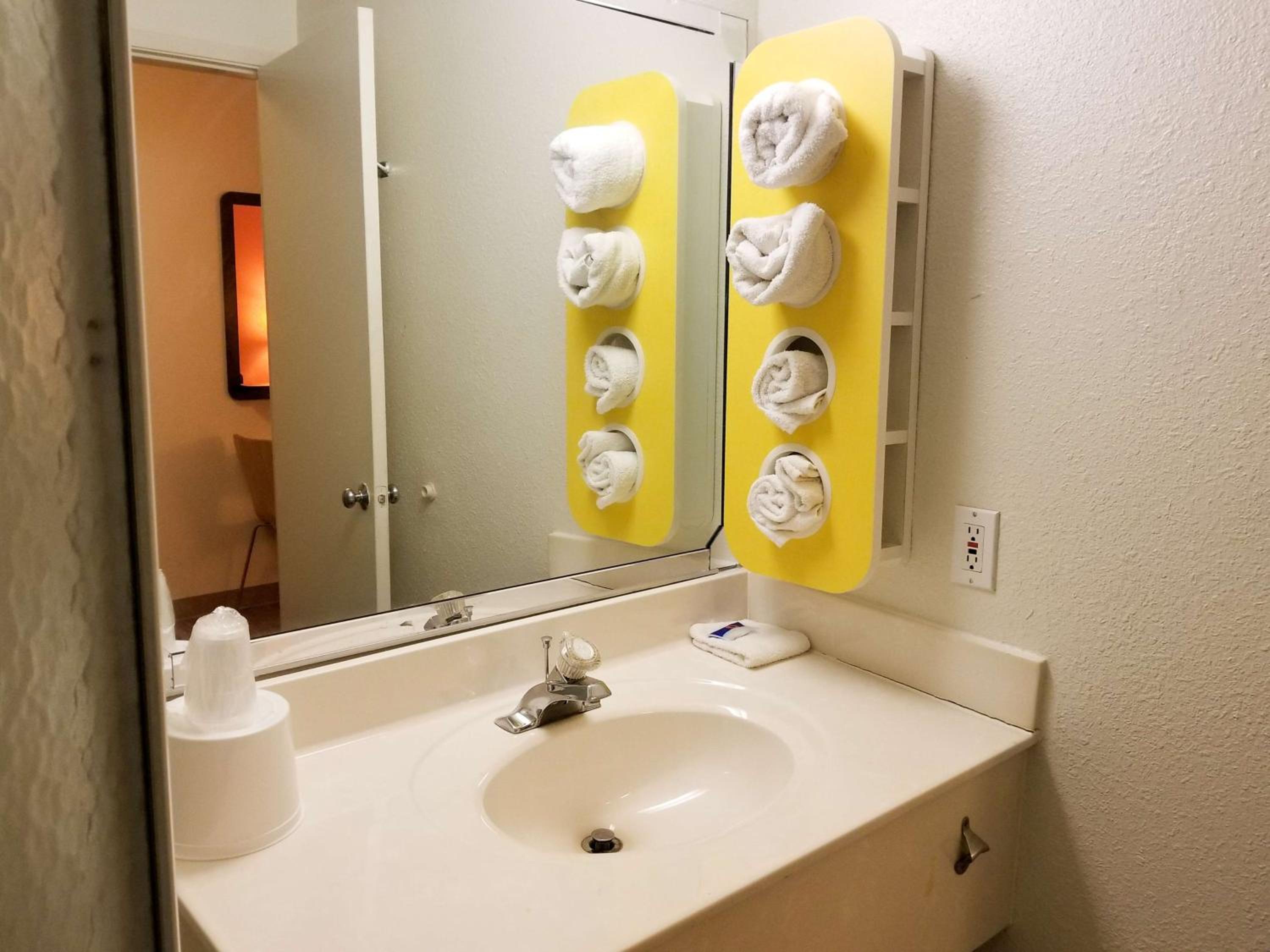 Queen Room - Non-Smoking photo 2