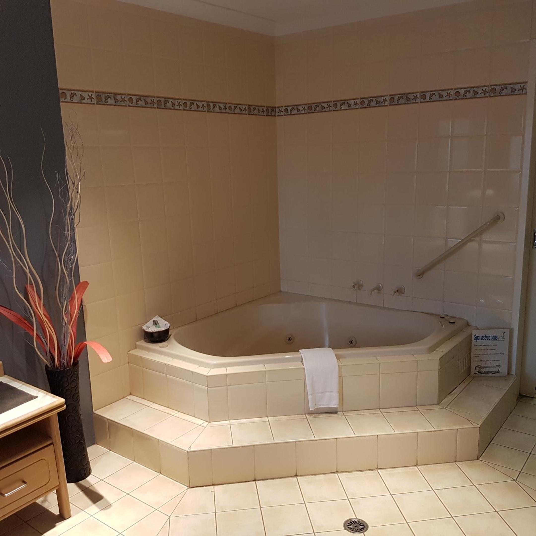 King Room with Spa Bath - Photo 2
