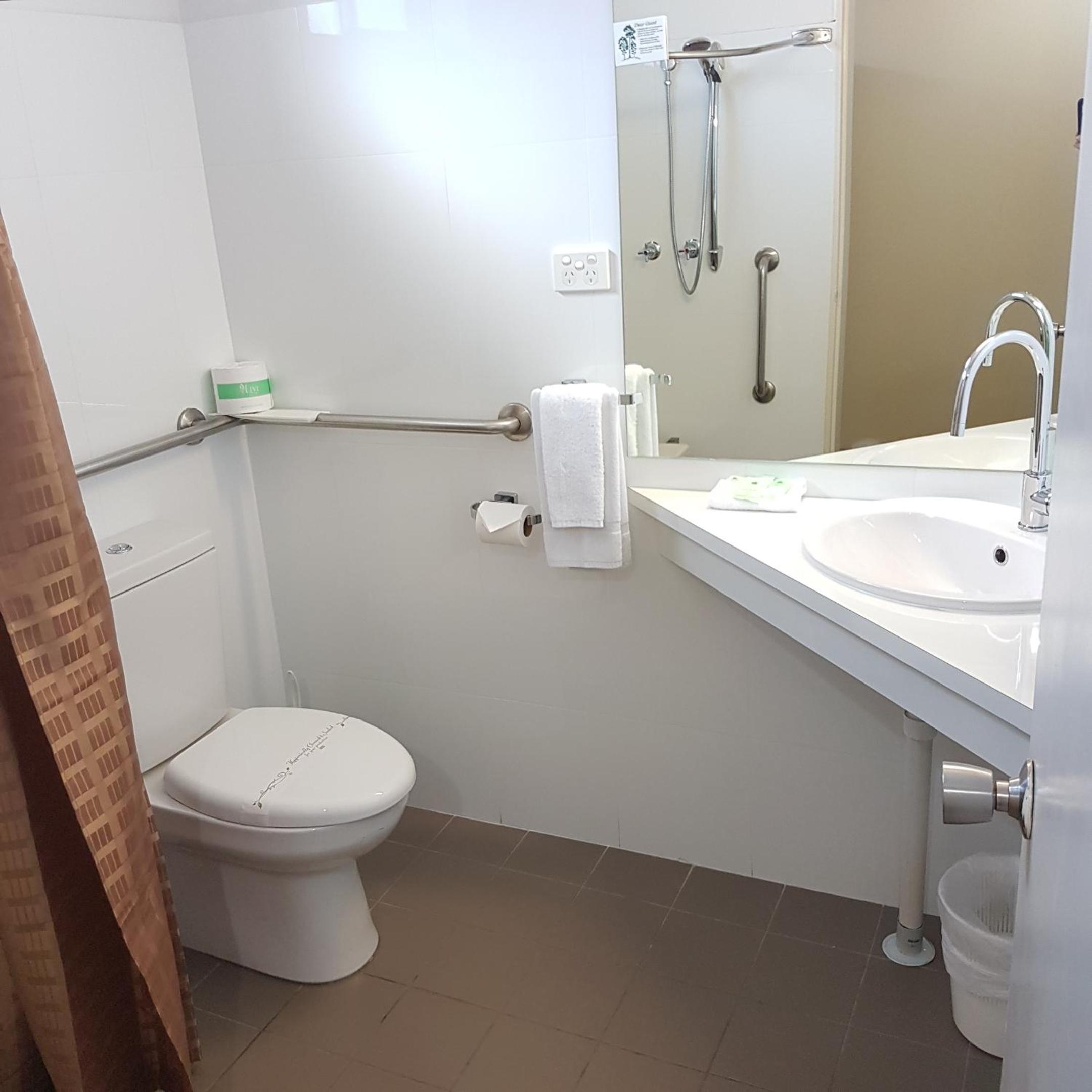 Twin Room - Disability Access - Photo 3