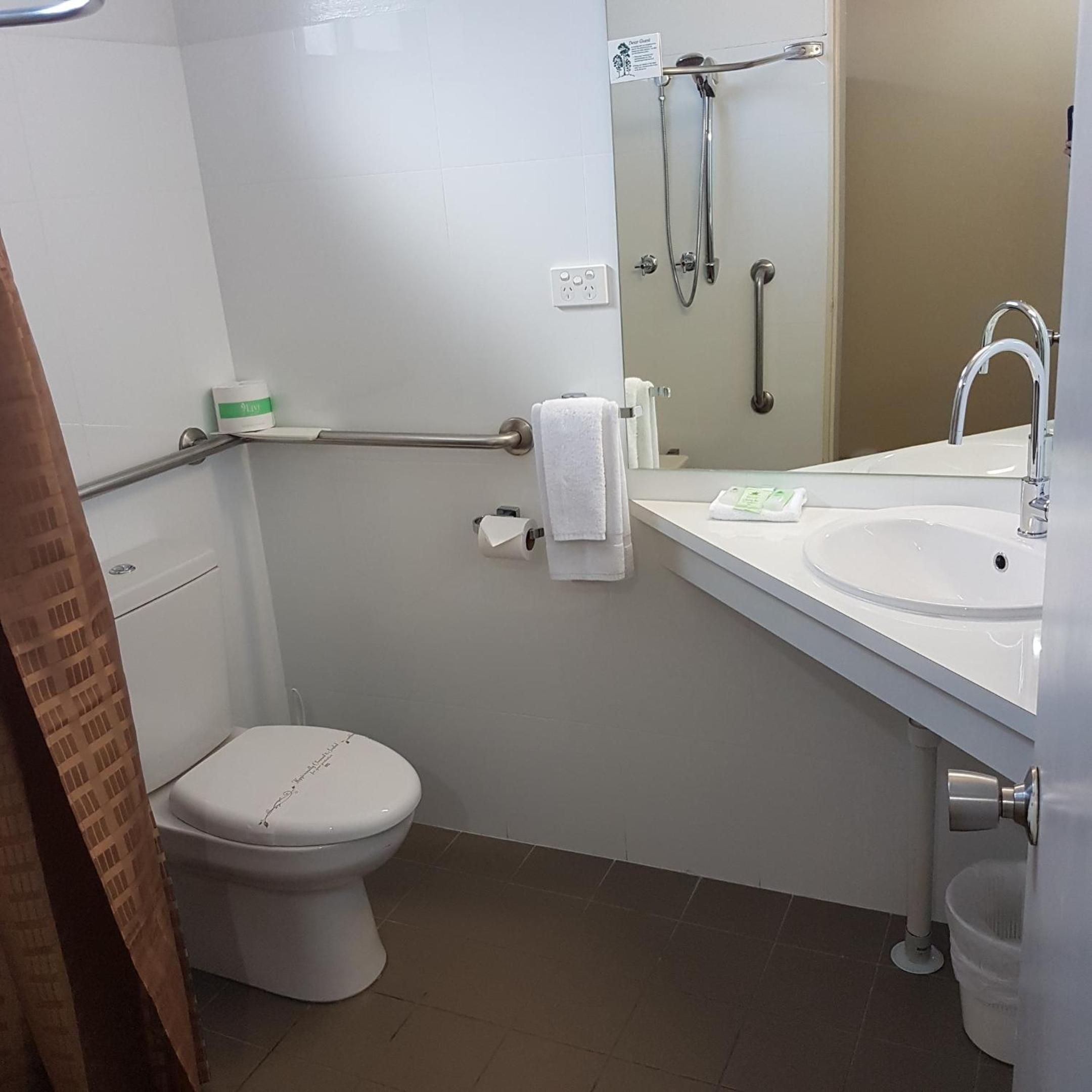 Twin Room - Disability Access - Photo 4