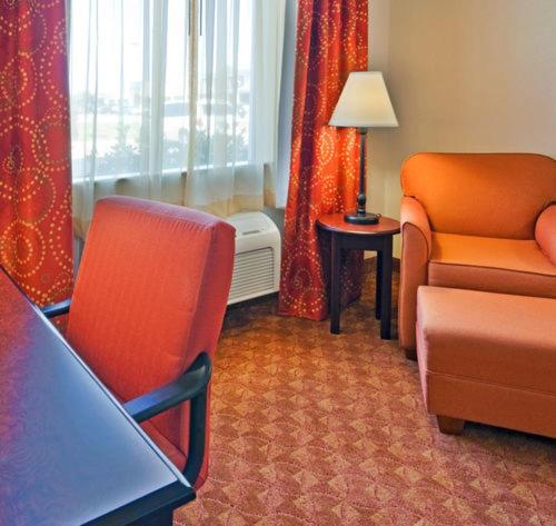 King Suite with Mobility Accessible Transfer Shower - Photo 3