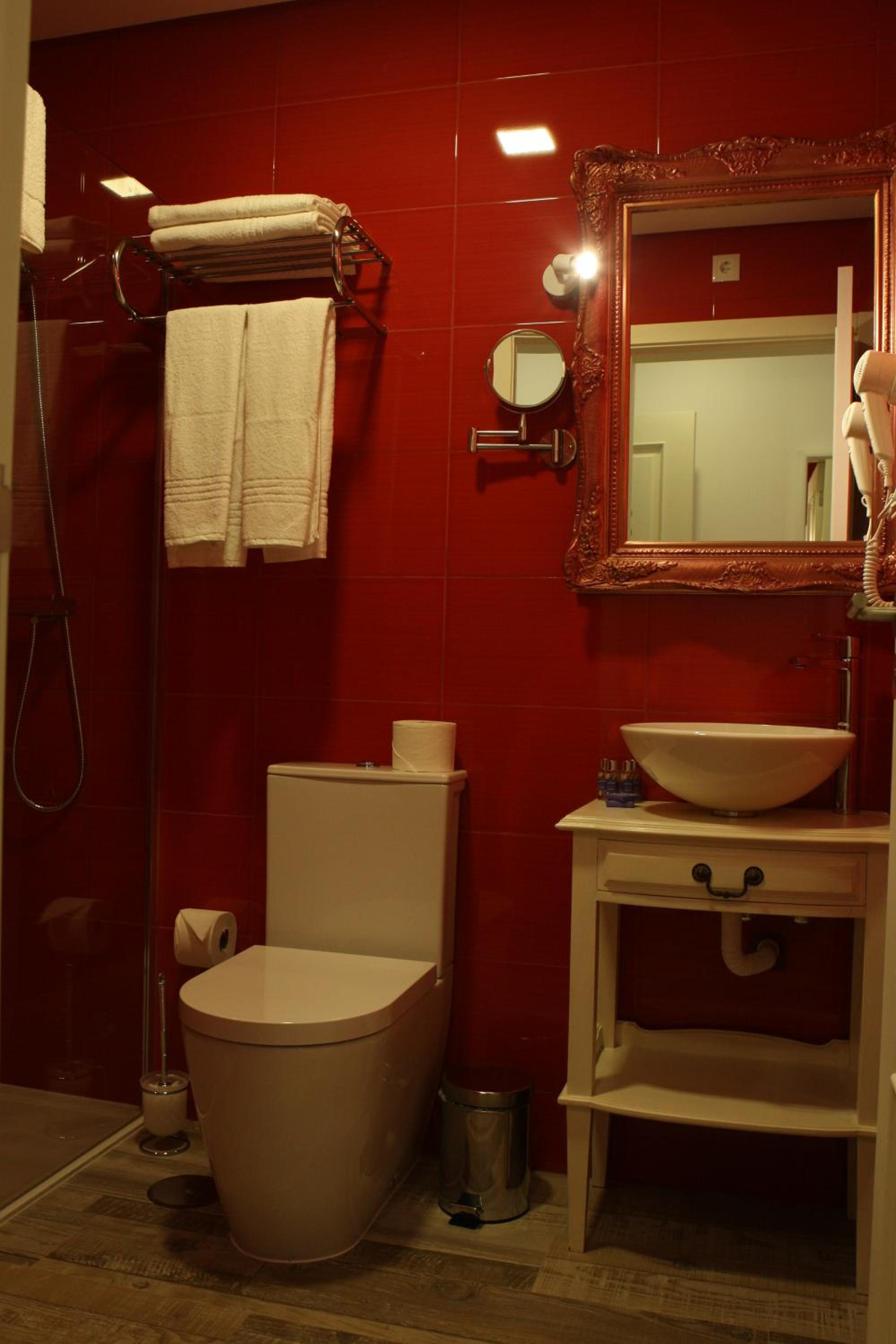 Double Room with Balcony - Photo 3