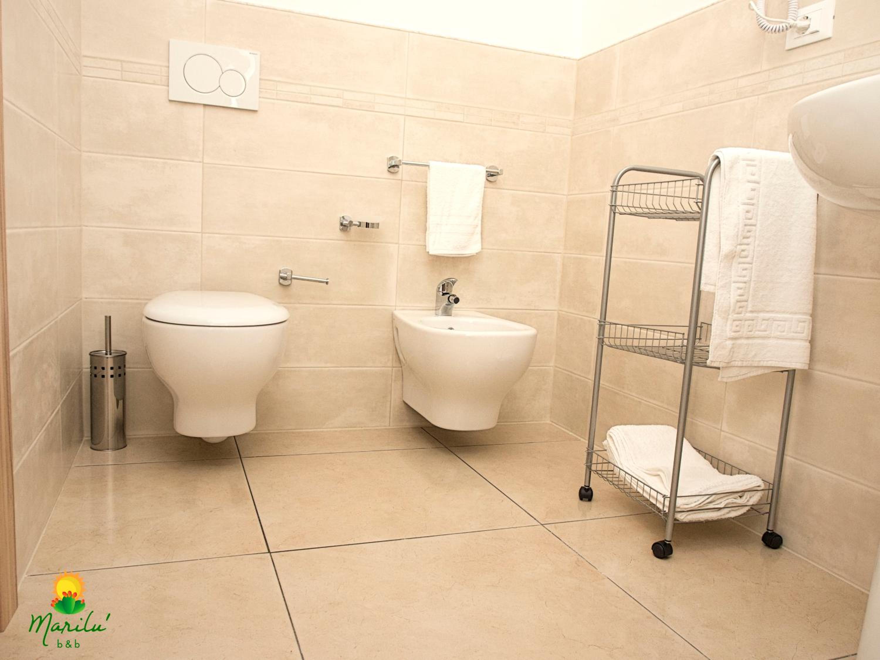 Twin Room with Private Bathroom photo 2