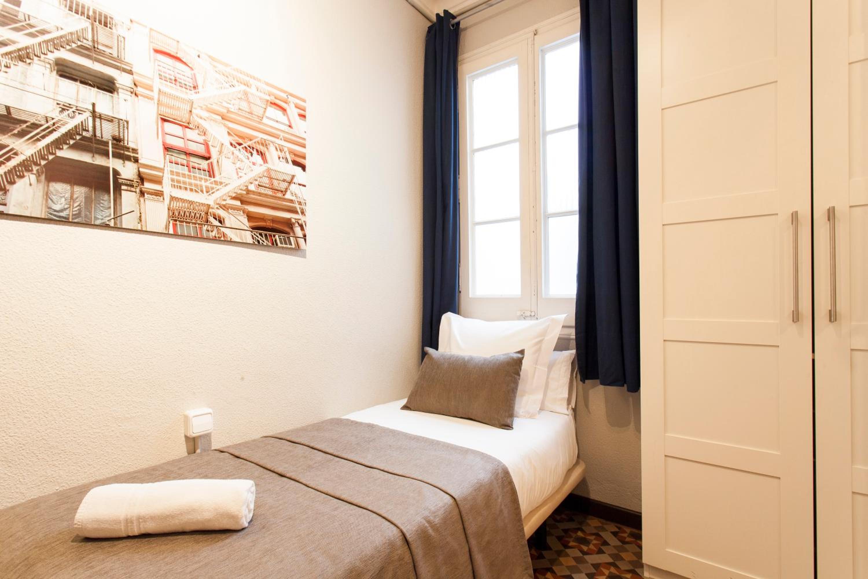 Two-Bedroom Apartment with Balcony (1-4 adults) photo 2