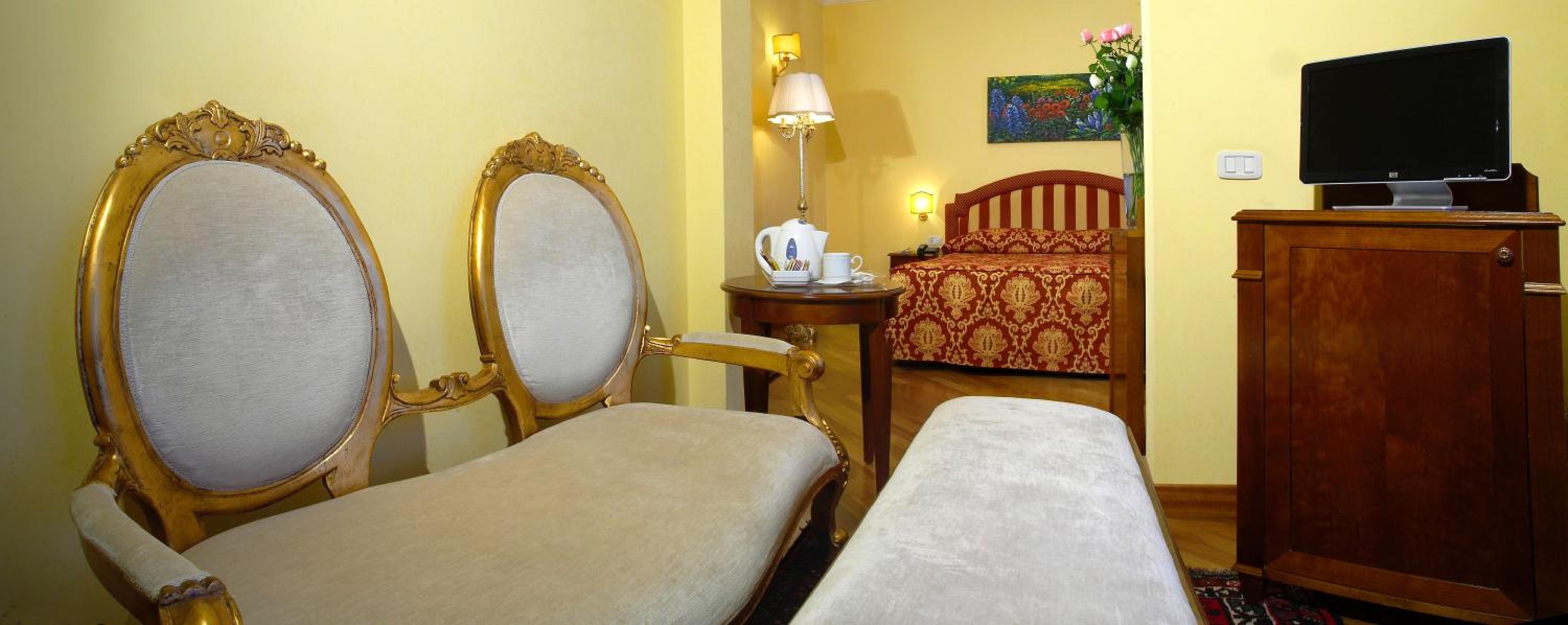 Junior Suite with Balcony - Photo 2