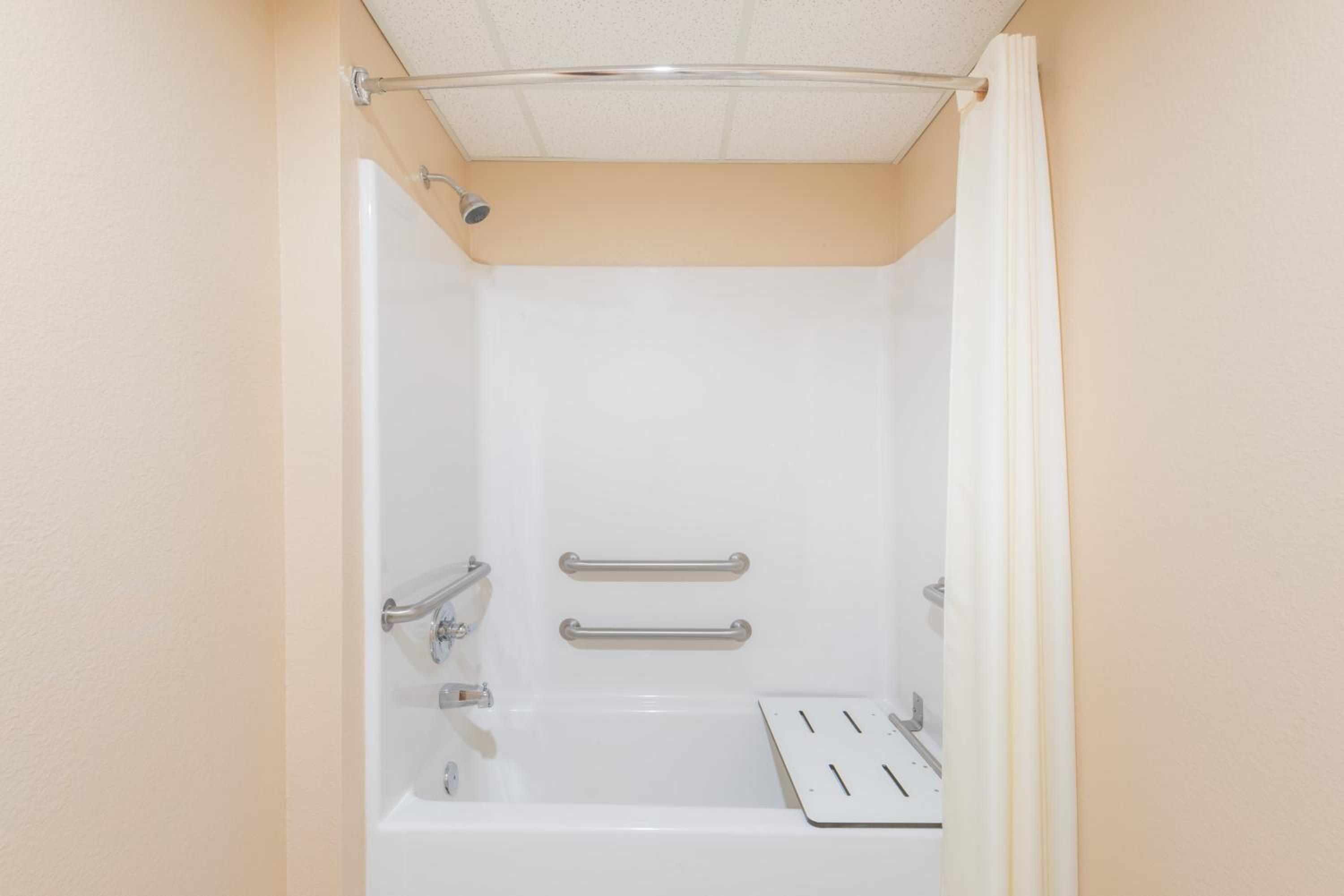 Queen Room - Mobility Access/Non-Smoking - Photo 2