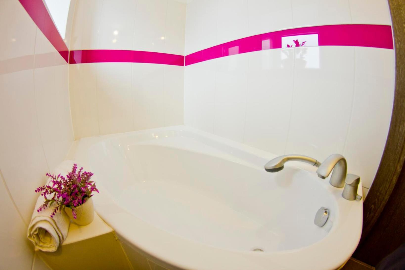 Single Room with Bath photo 2