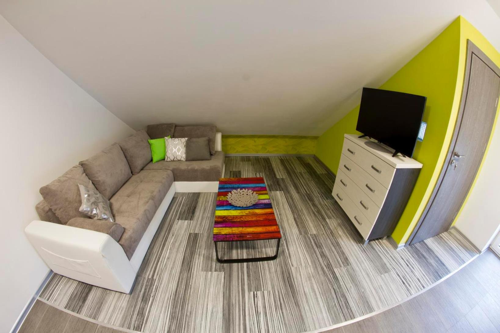 One-Bedroom Apartment photo 1