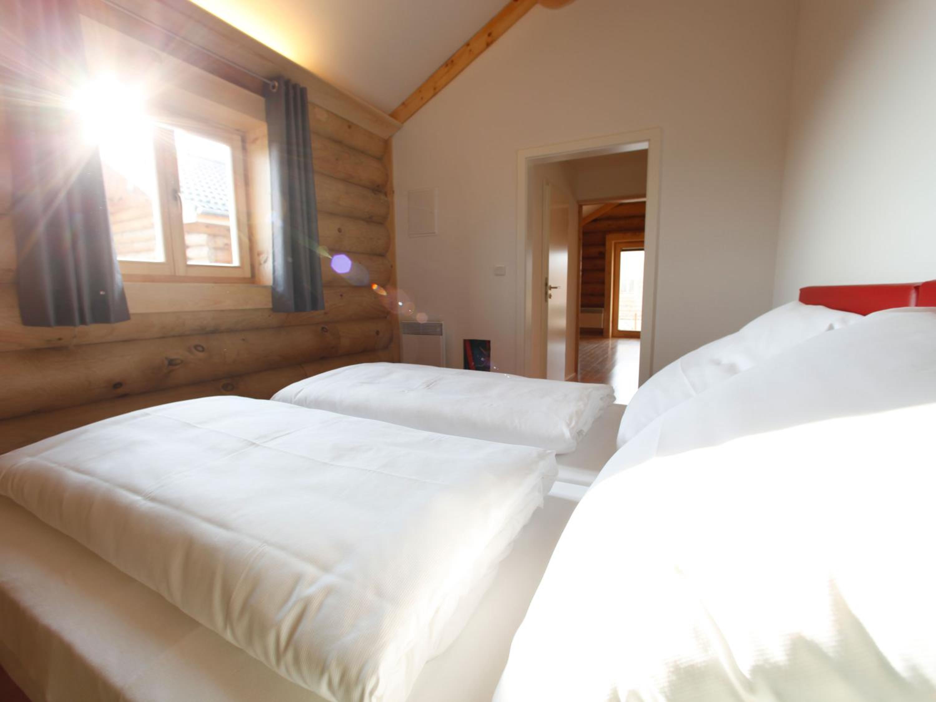 Log House (1-4 Adults)