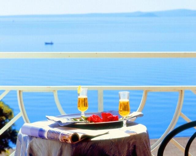 Double or Twin Room with Balcony and Lake View photo 2