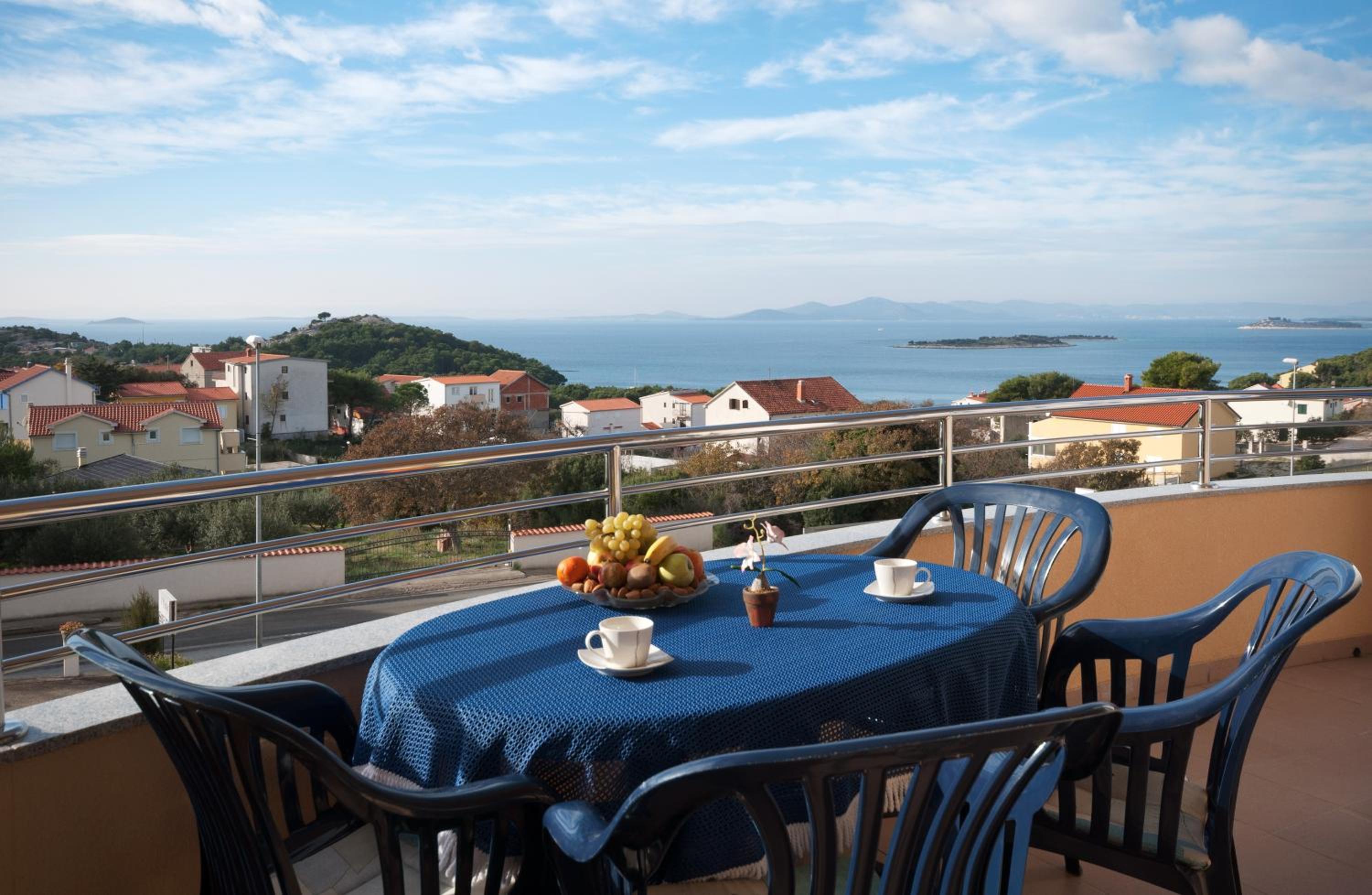 Two-Bedroom Apartment with Balcony and Sea View photo 2
