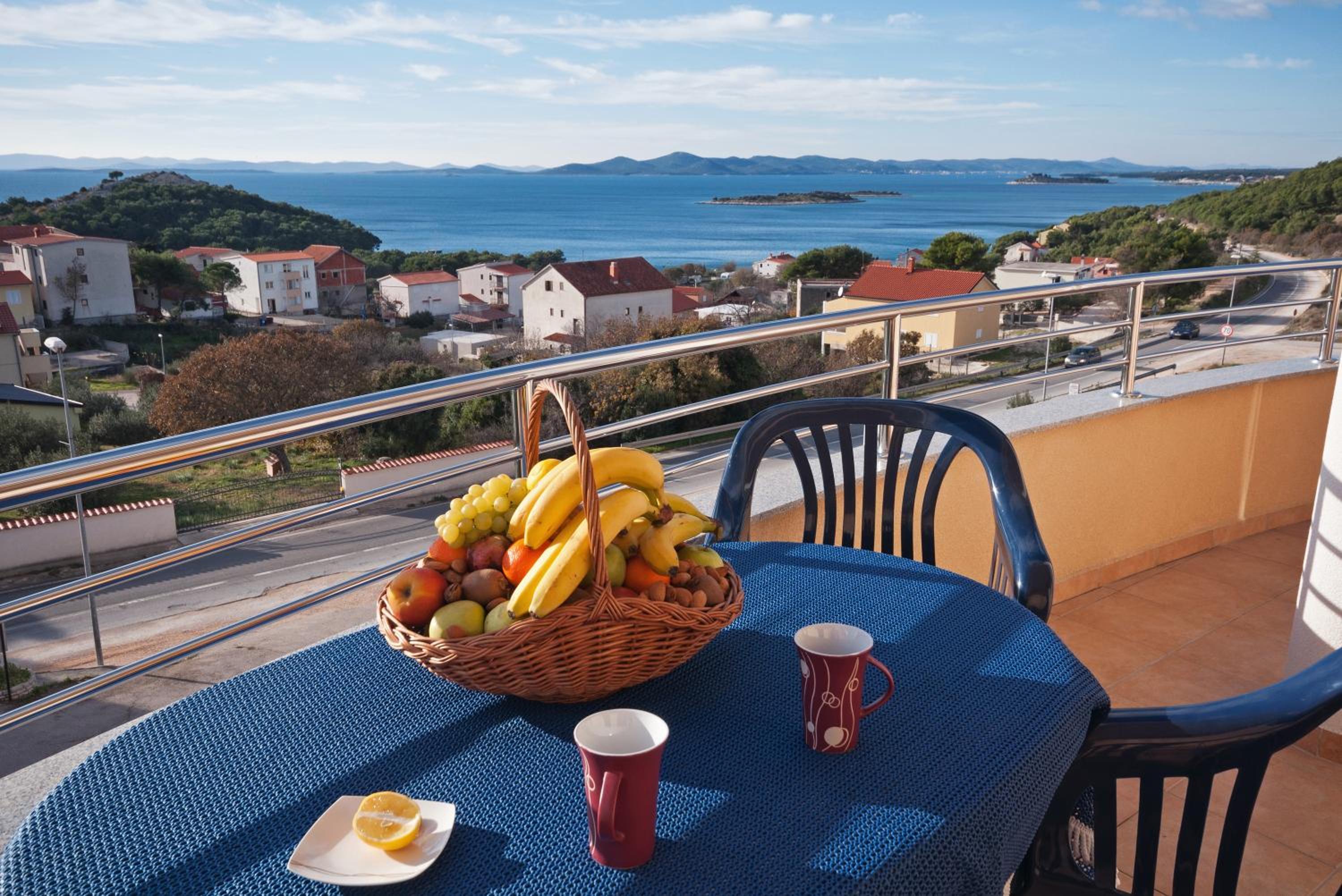 One-Bedroom Apartment with Balcony and Sea View photo 2