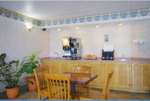King Room - Non-Smoking - Photo 10