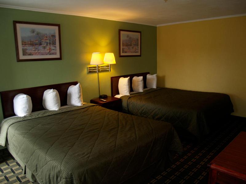 Queen Room With Two Queen Beds - Non-Smoking photo 2