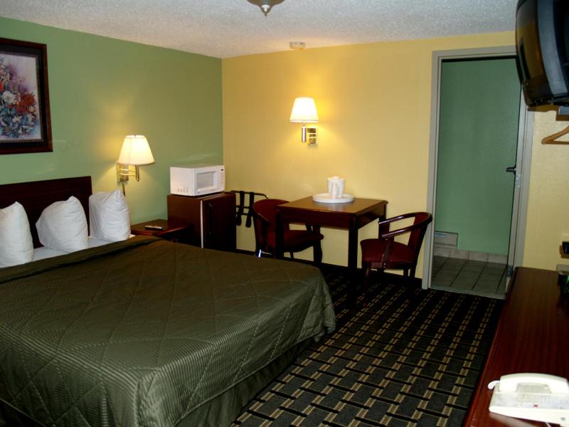 Queen Room - Non-Smoking photo 2