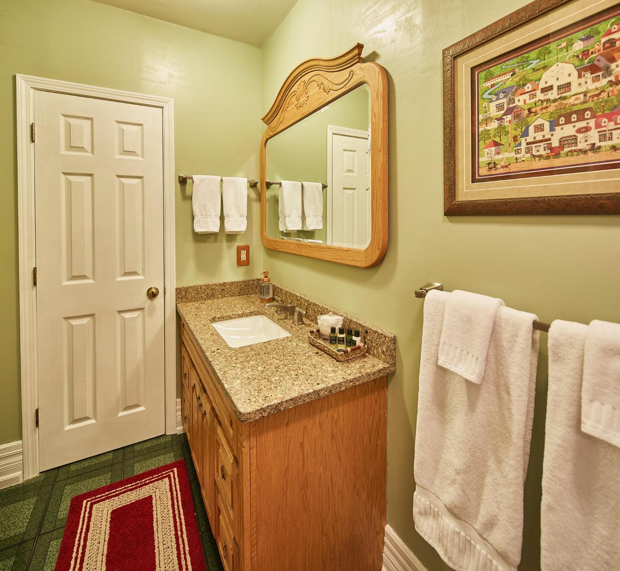 Queen- Chestnut Room photo 2