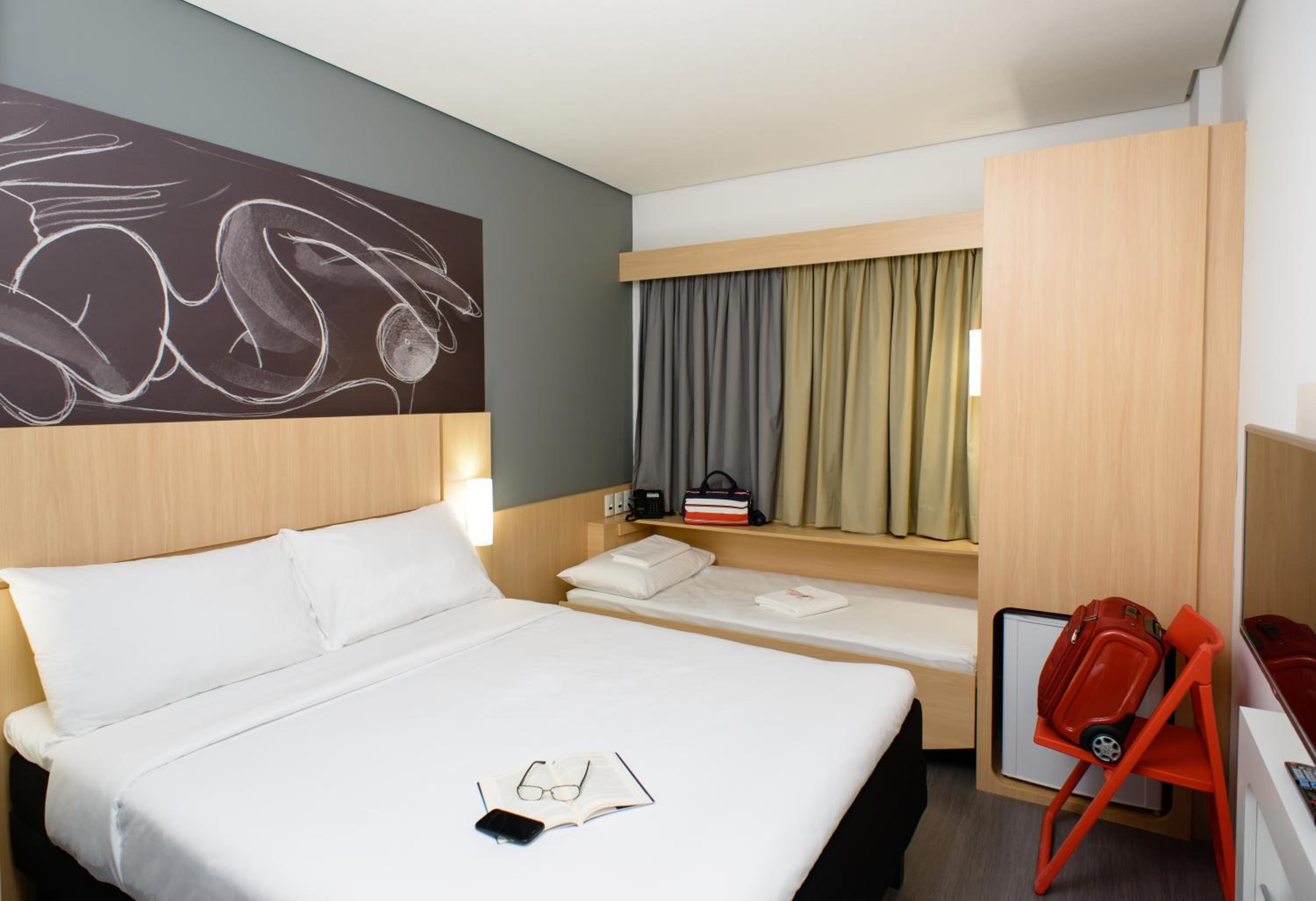Standard Room with One Double Bed and One Single Bed