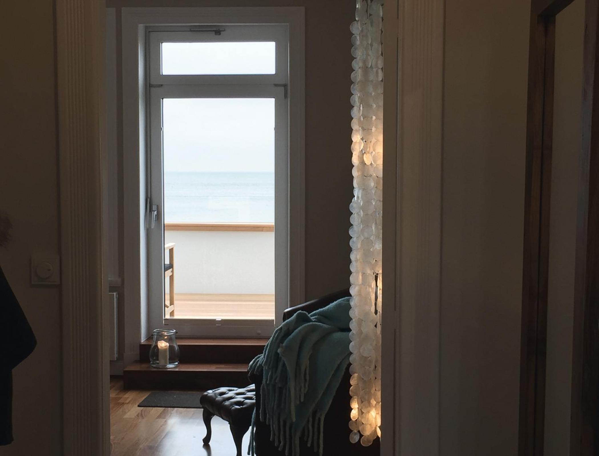 One-Bedroom Apartment with Balcony and Sea View photo 2