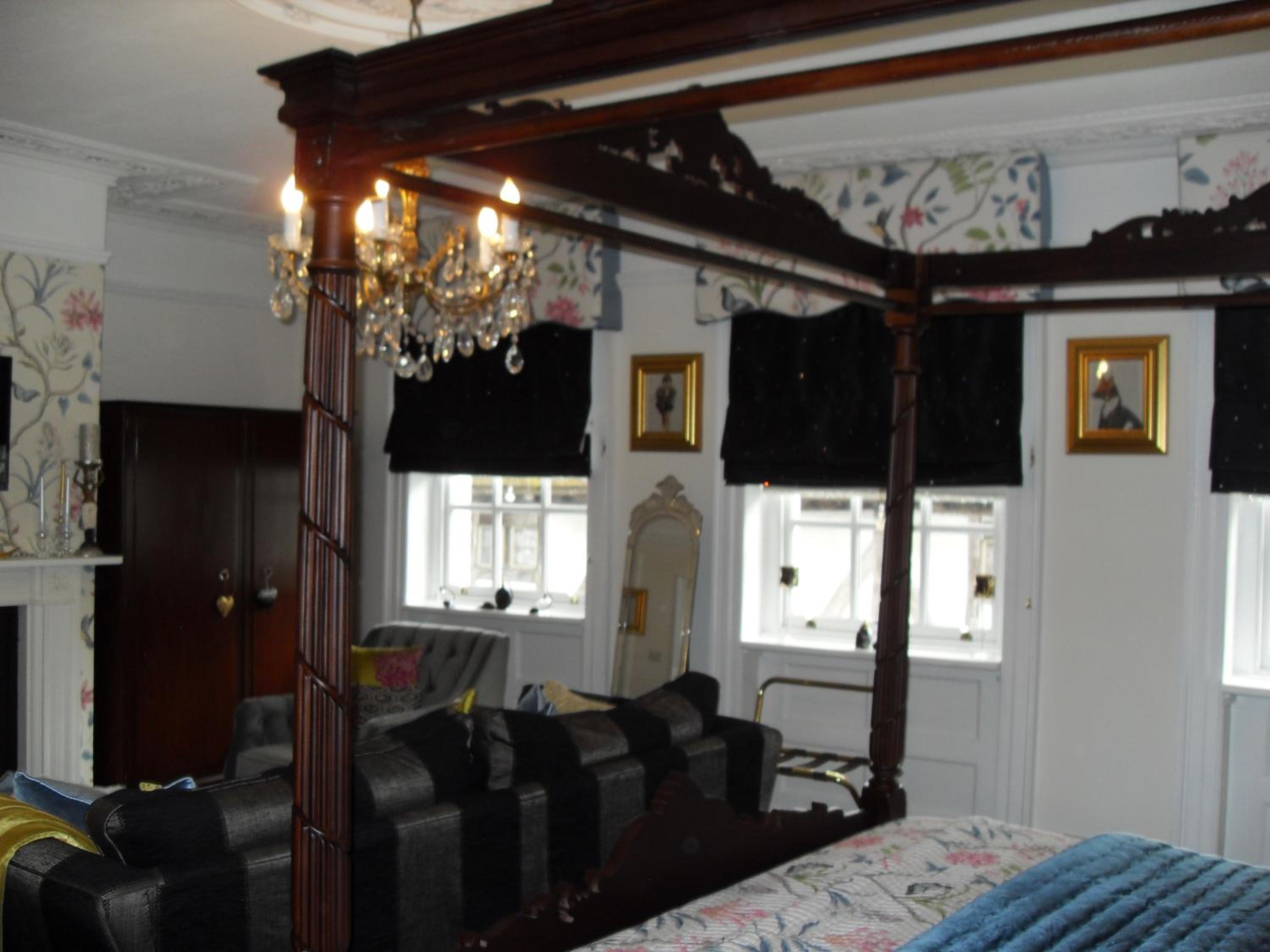 Executive Suite with Four Poster Bed photo 2
