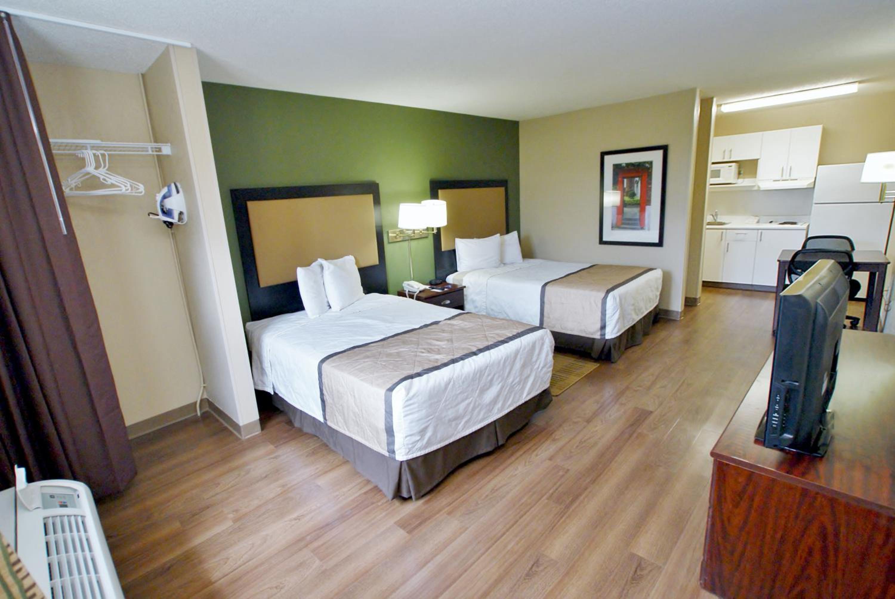 Studio with Two Double Beds - Non-Smoking - Photo 1