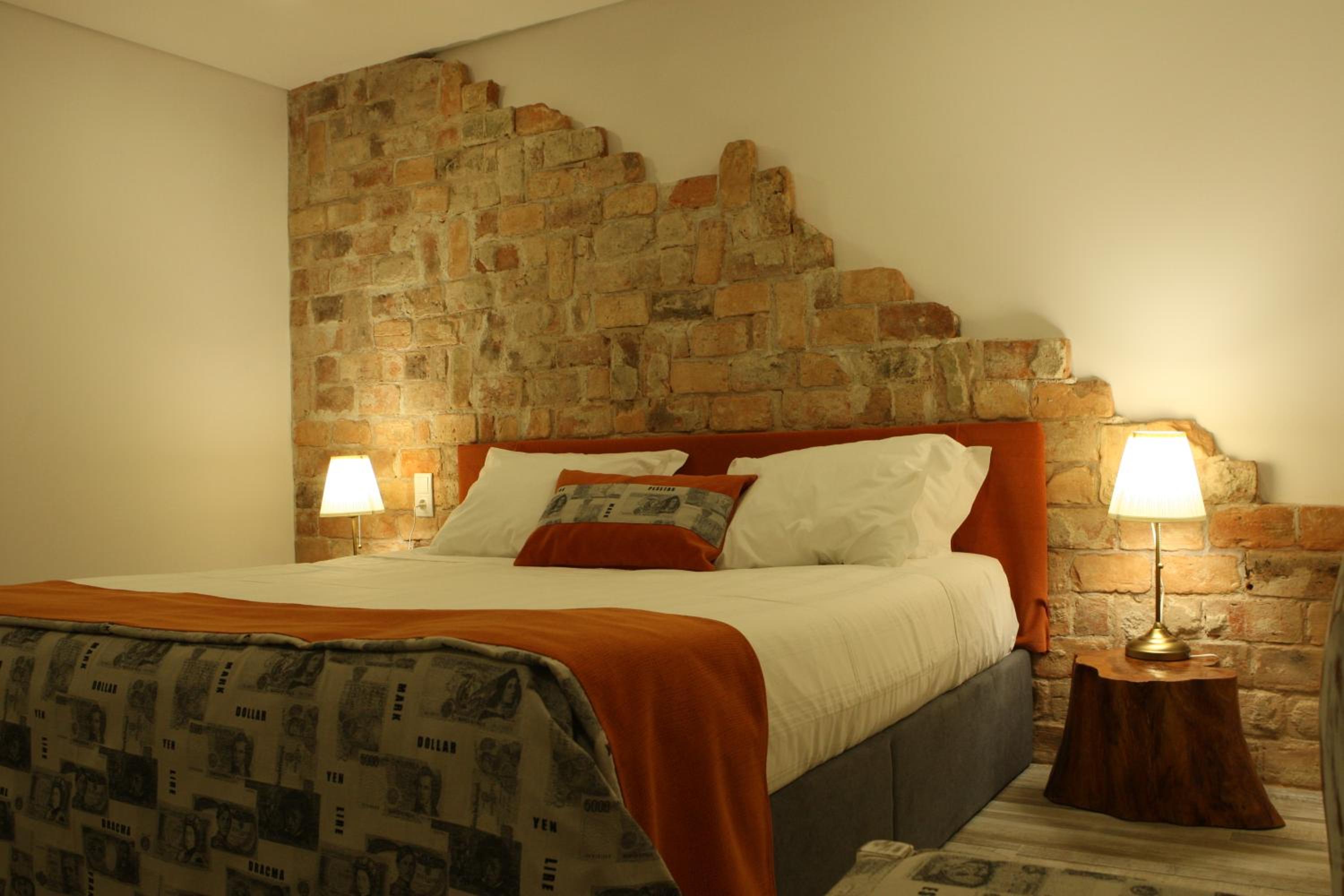 Double Room with Balcony - Photo 8