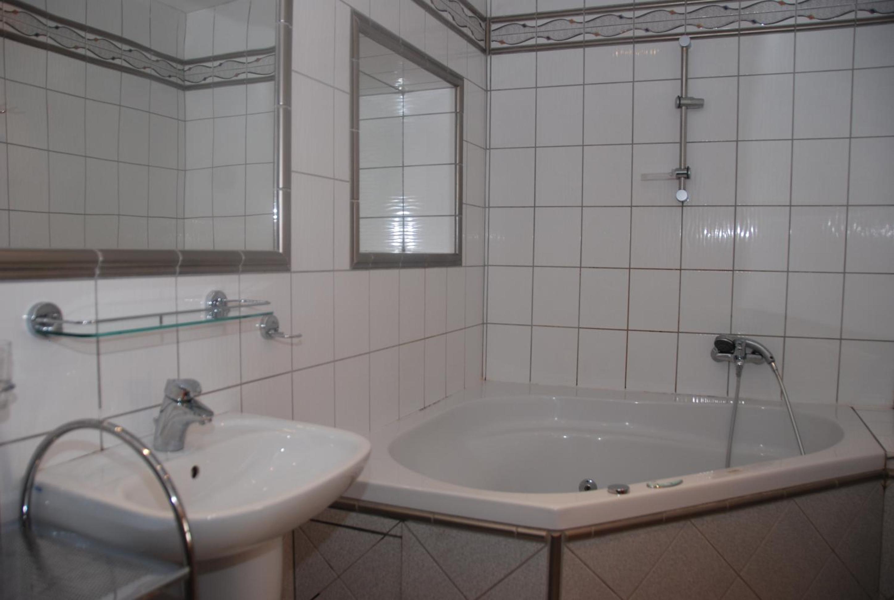 Deluxe One-Bedroom Apartment (2 Adults) - Photo 4