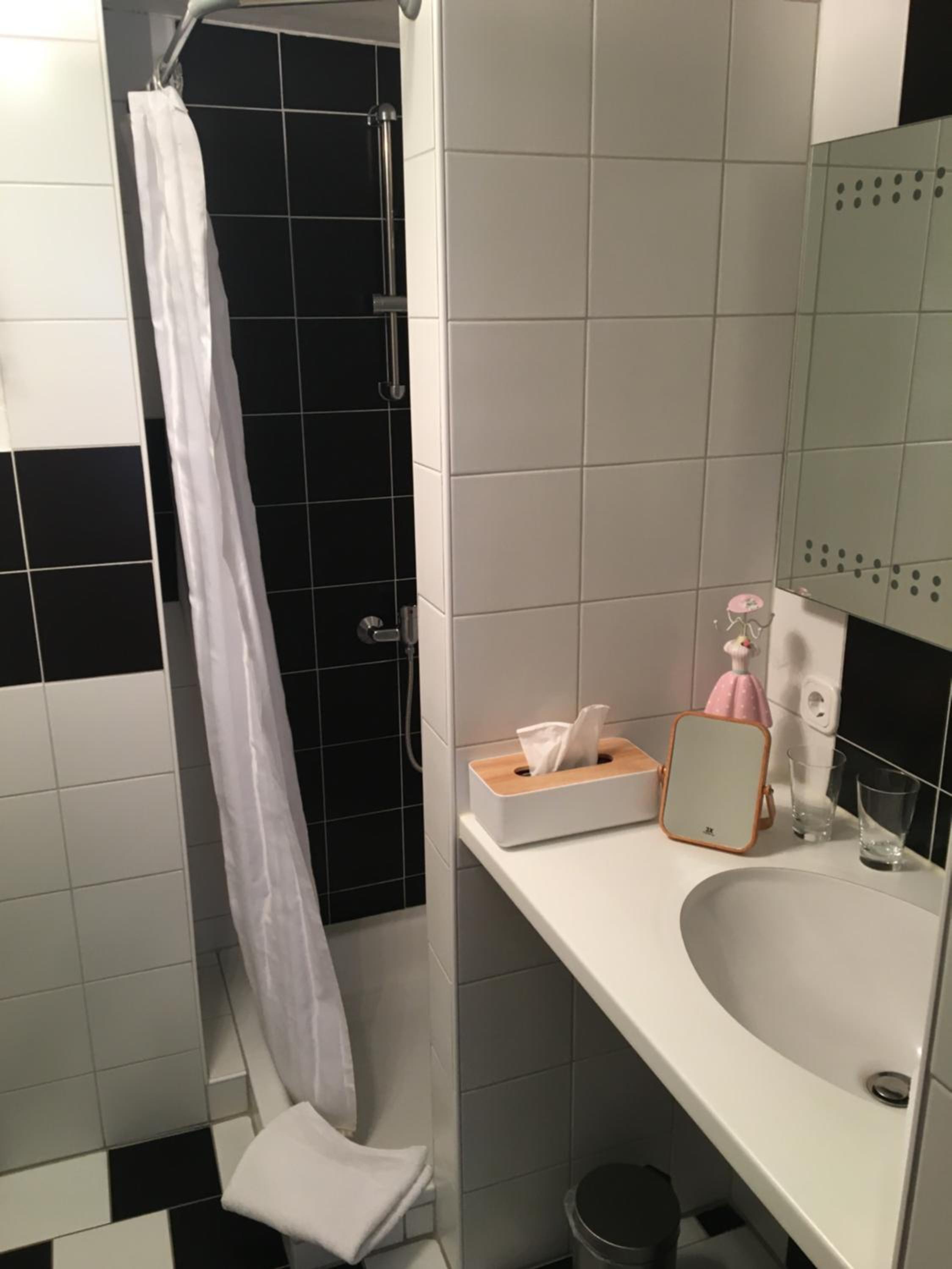 Standard Double Room - Photo 10