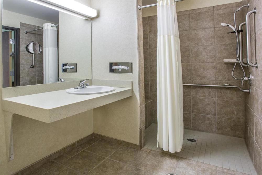 King Room - Disability Access Roll-in Shower - Non Smoking photo 2