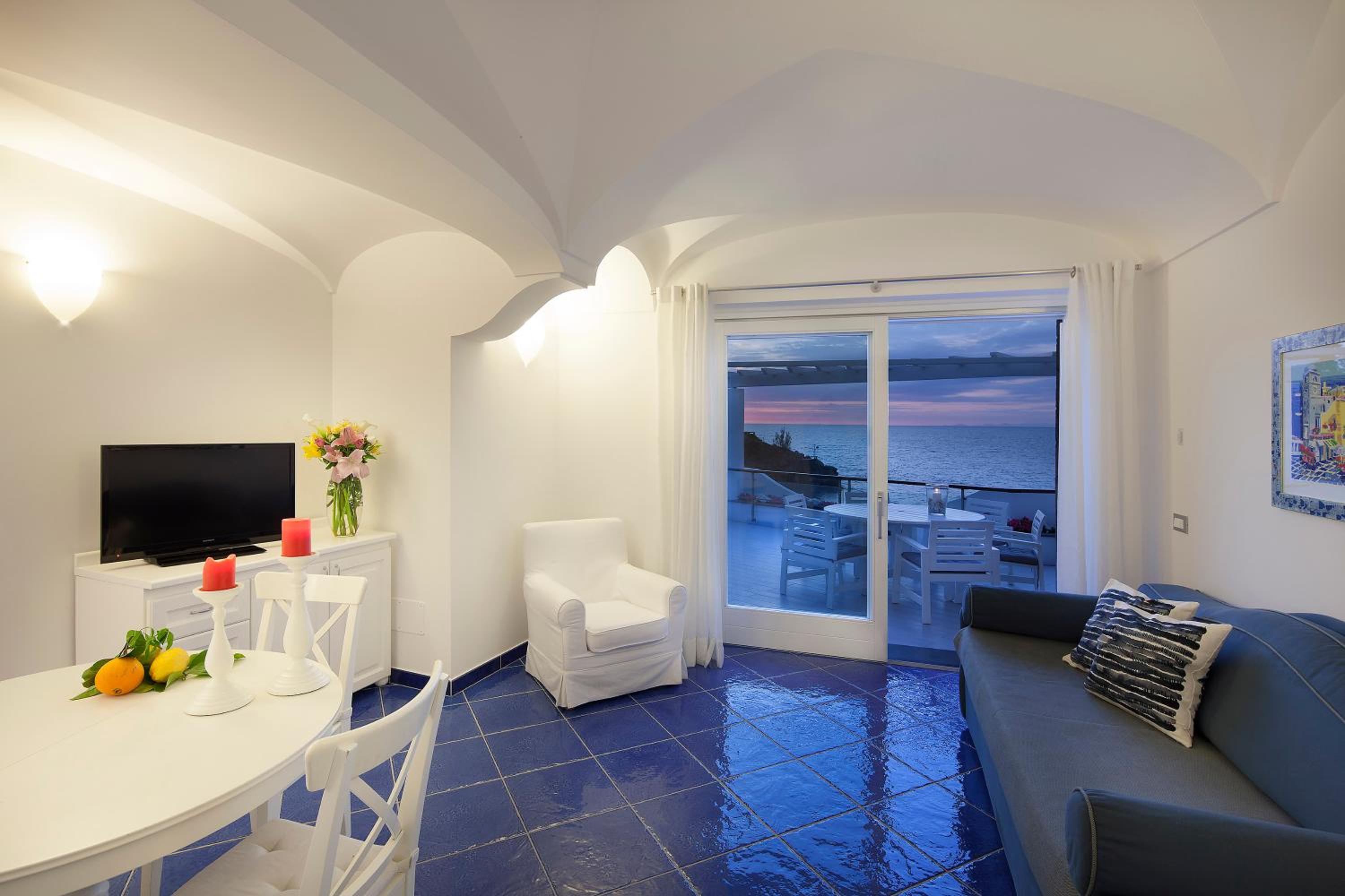Deluxe Three-Bedroom Apartment with Sea View