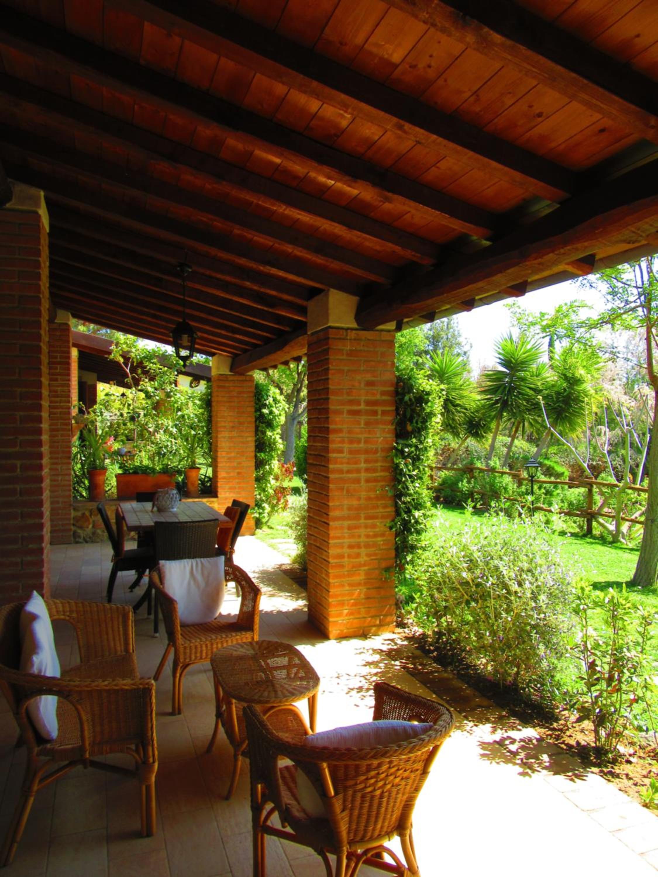 Deluxe One-Bedroom Apartment with Garden View photo 2