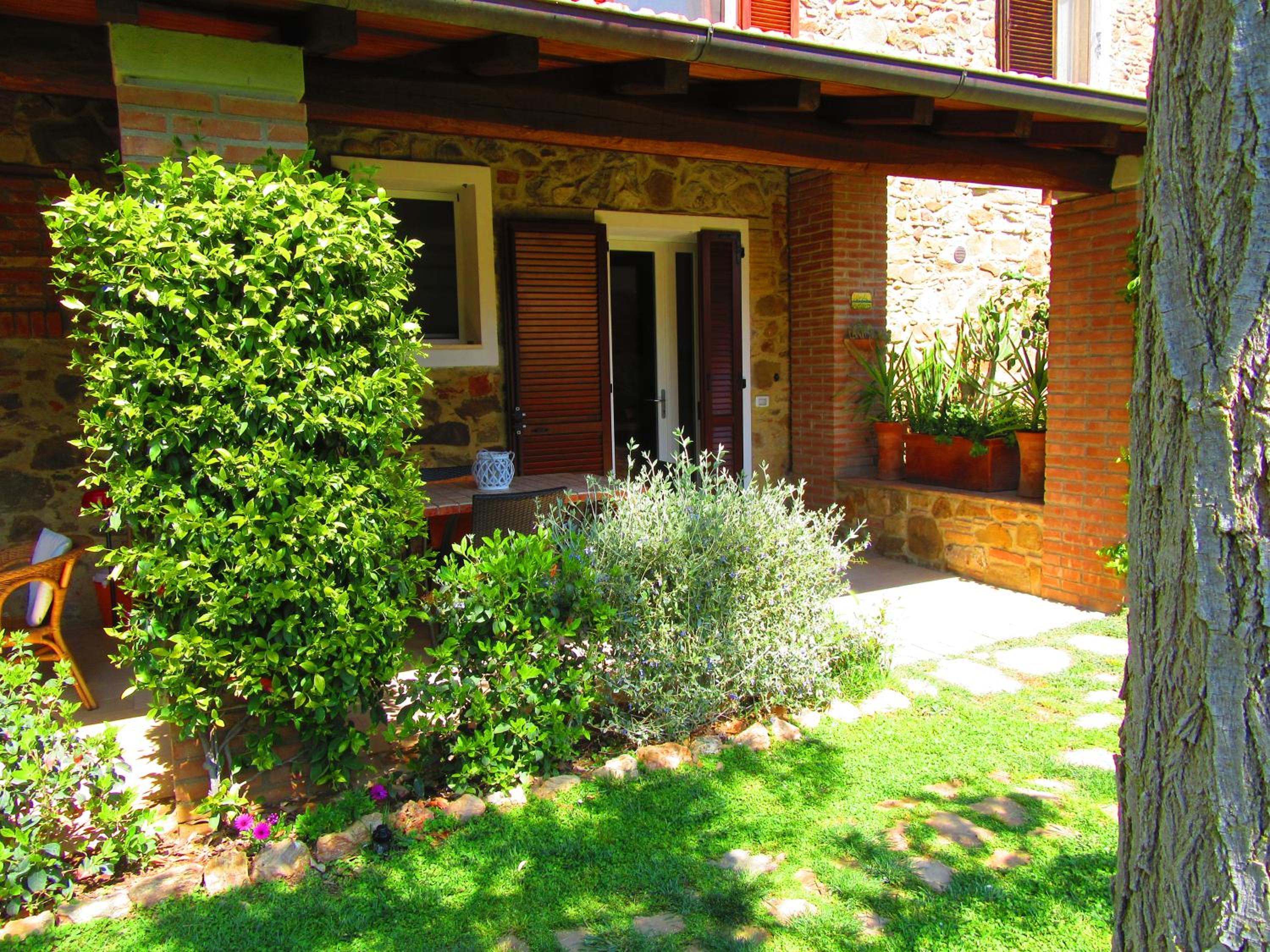 Deluxe One-Bedroom Apartment with Garden View photo 3