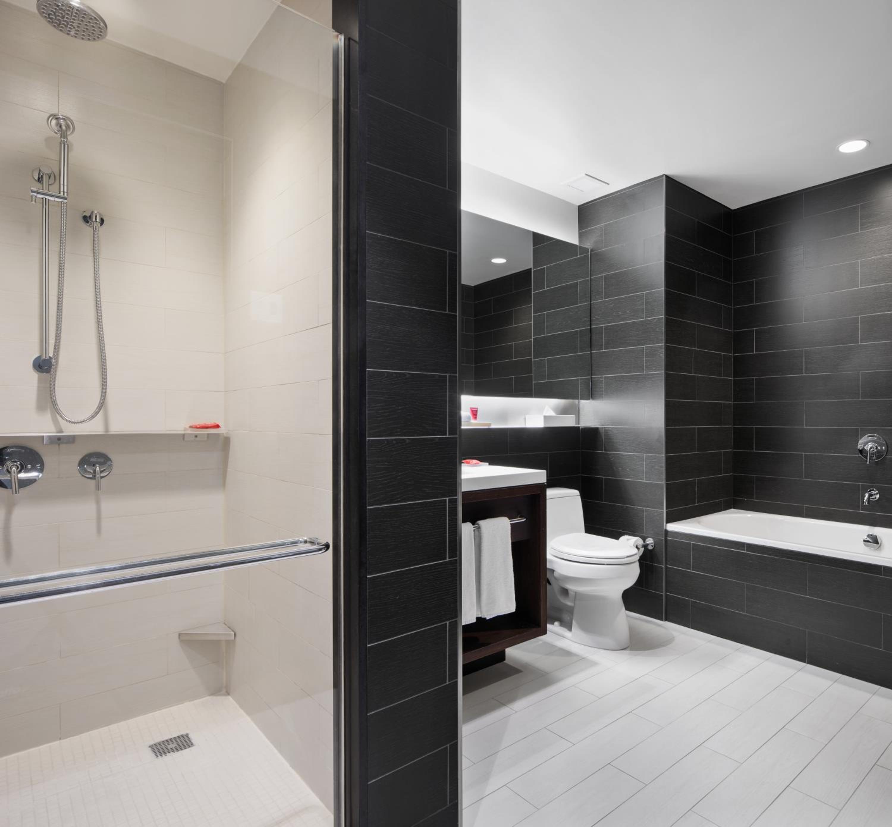 King Suite with Times Square View thumbnail 6
