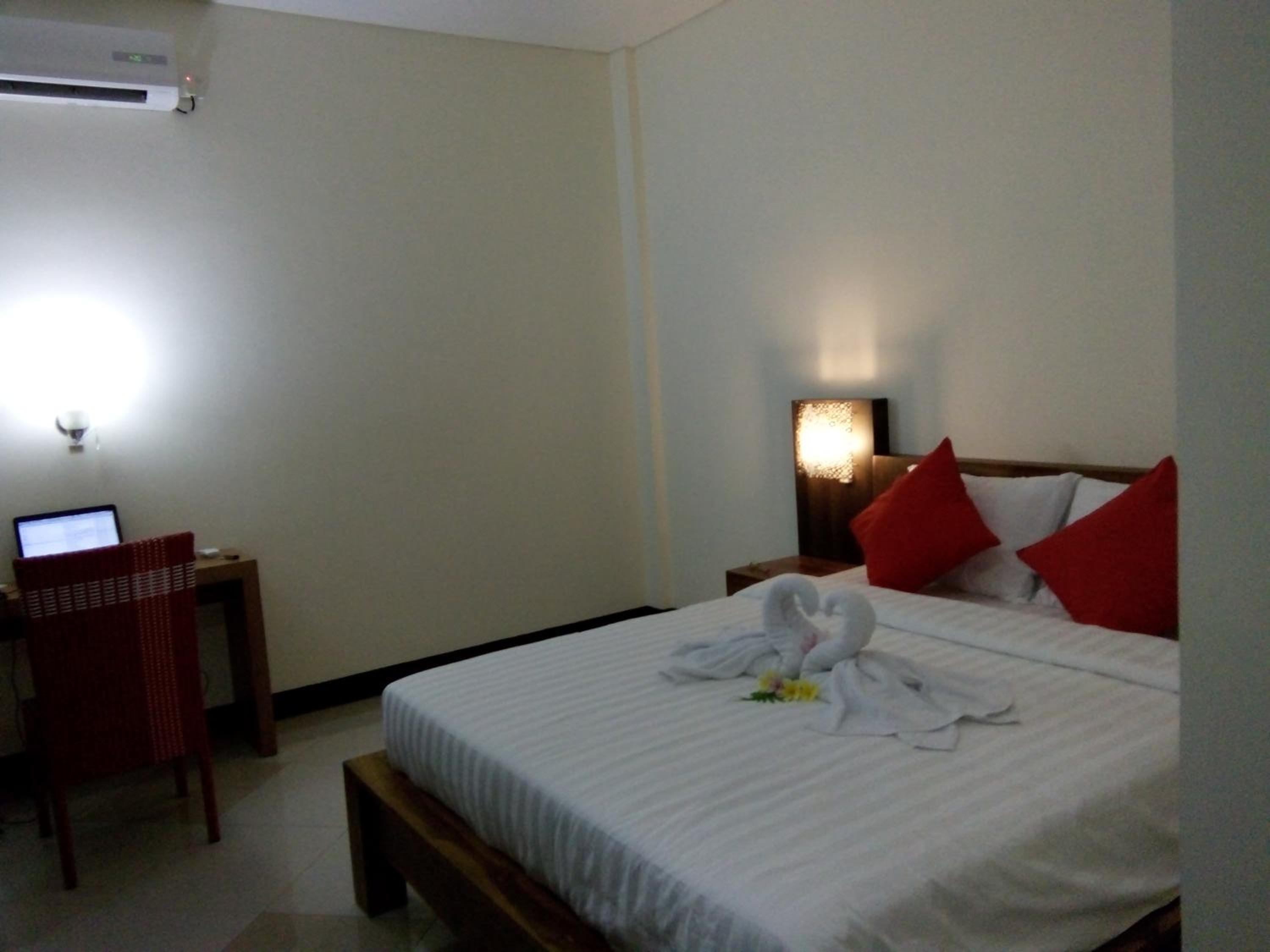 Deluxe Double Room with Balcony - Photo 14